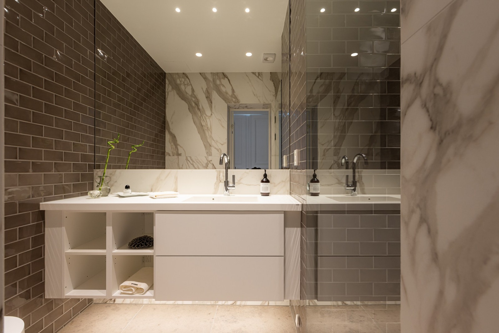 Det øvrige baderommet, som har adkomst fra gangen, er innredet i tråd med hovedbadet, og tilbyr
samme høye standard. Galleribilde