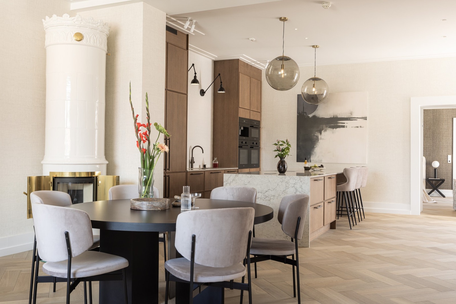 Kjøkkenet glir sømløst over i en romslig spisestue, som er plassert ved siden av en ny Karl Gustav kakkelovn fra Camina, som ikke bare tilfører varme, men også en klassisk estetikk. Galleribilde