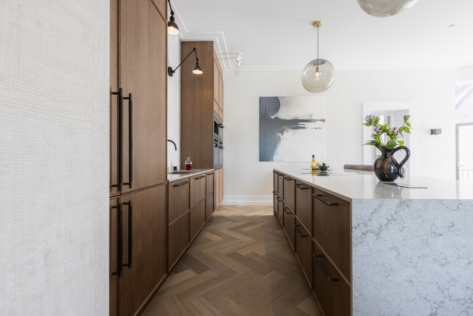 Benkeplatene er av slitesterk og elegant kompositt, som gir både et moderne og luksuriøst preg. Galleribilde