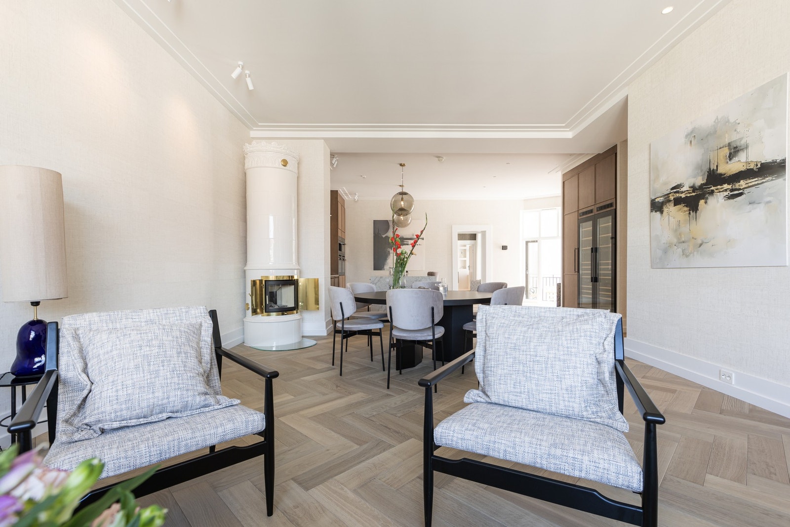 Leiligheten har en imponerende takhøyde på opptil 3,13m, og er utstyrt
med smarthus teknologi. Galleribilde