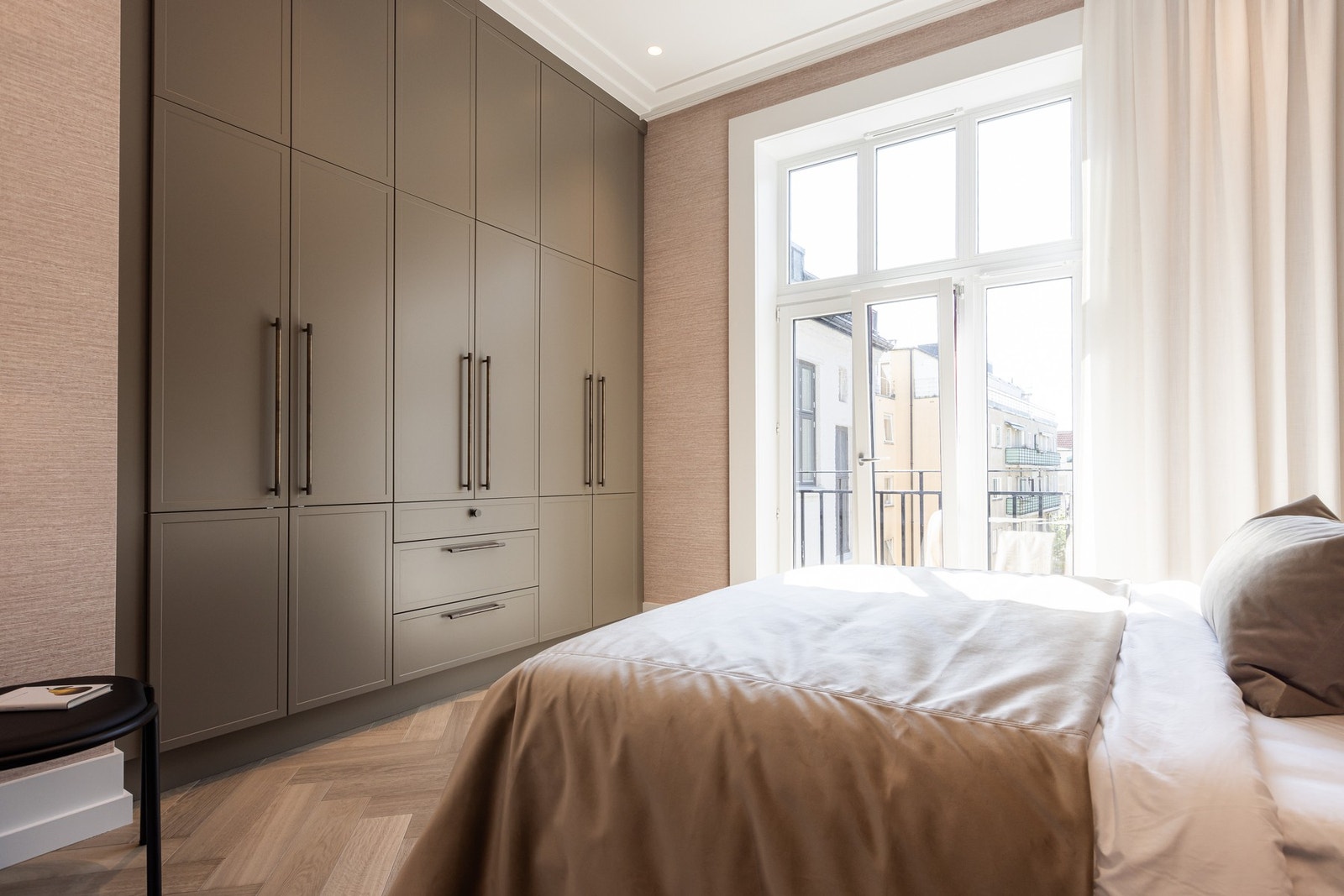 Leilighetens to øvrige soverom er også romslige, har godt lysinnslipp og gjennomtenkte
garderobeløsninger fra Strai. Galleribilde