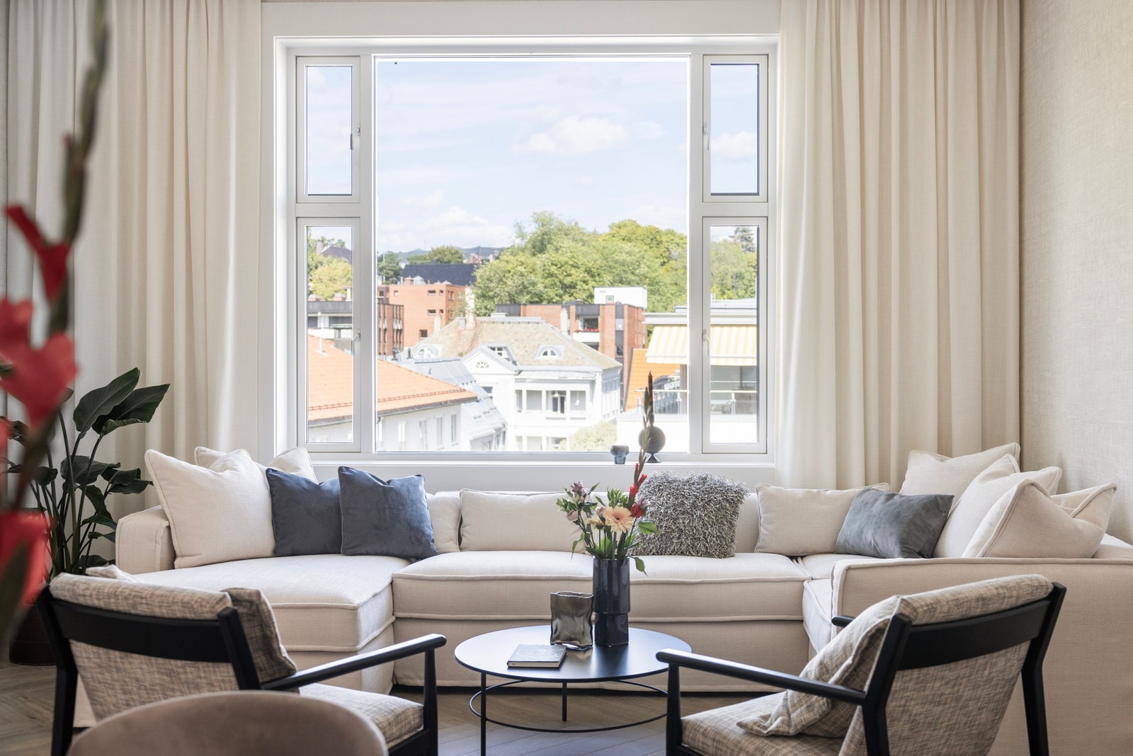 Velkommen til Drammensveien 72 - En gjennomgående nyoppusset og elegant 5-roms selveierleilighet på hele 210 kvm. Galleribilde