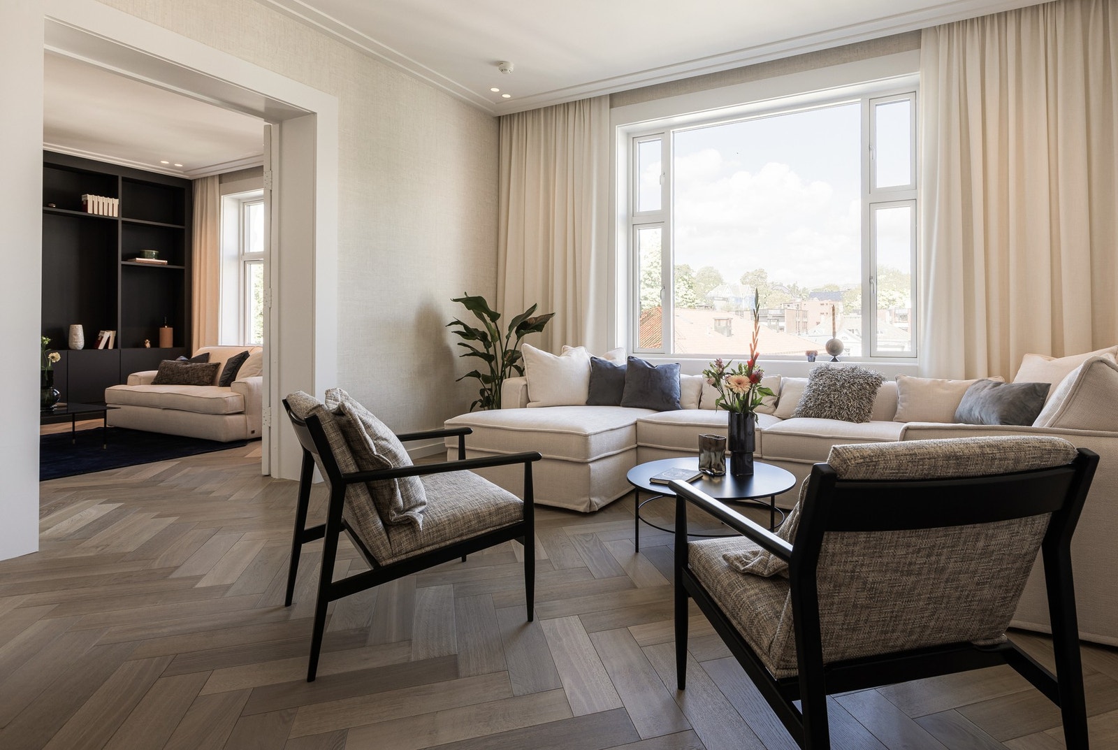 Rommets stuesone har romslig med areal for en sittegruppe ved vinduene, perfekt for avslapning
med en god bok eller en kopp kaffe. Galleribilde