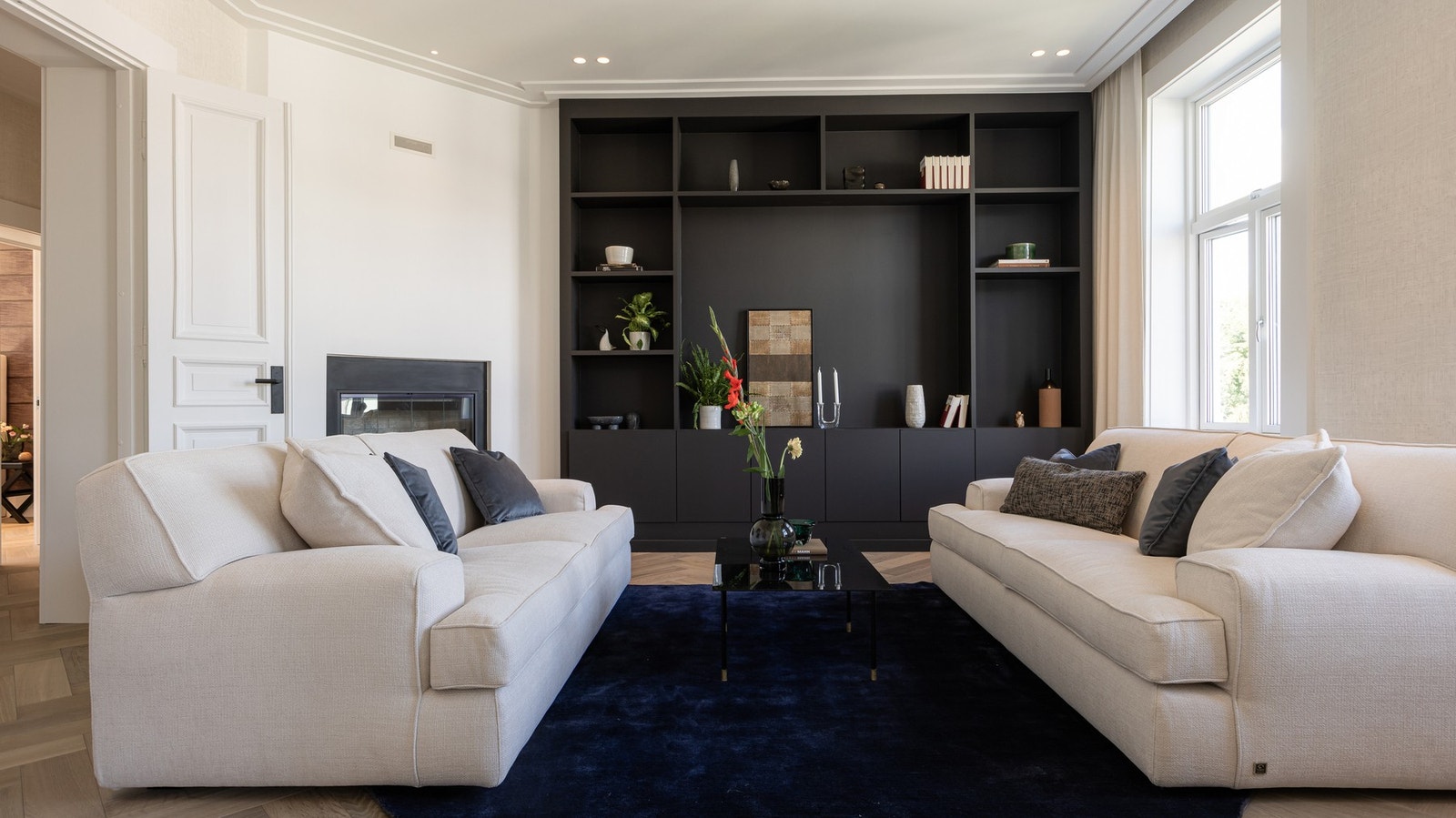 Stuen har rikelig med areal for
innredning, og er pent utformet med plassbygget hylleseksjon og lyse fargetoner. Galleribilde