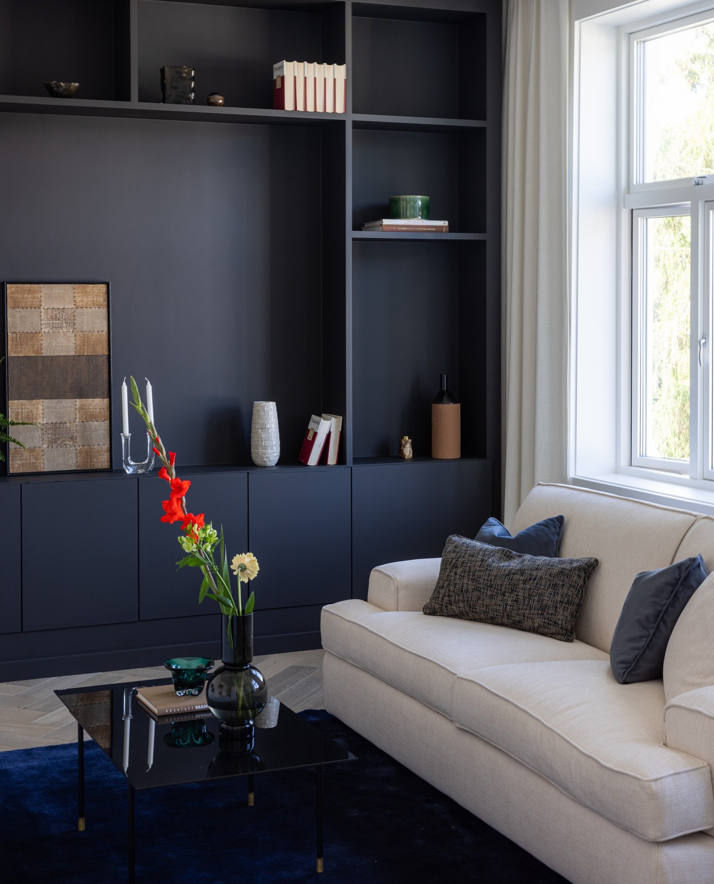 Hylleseksjonen har
godt med plass for tv-skjerm eller dekor, og oppleves som et dekorativt tilskudd til rommet. Galleribilde