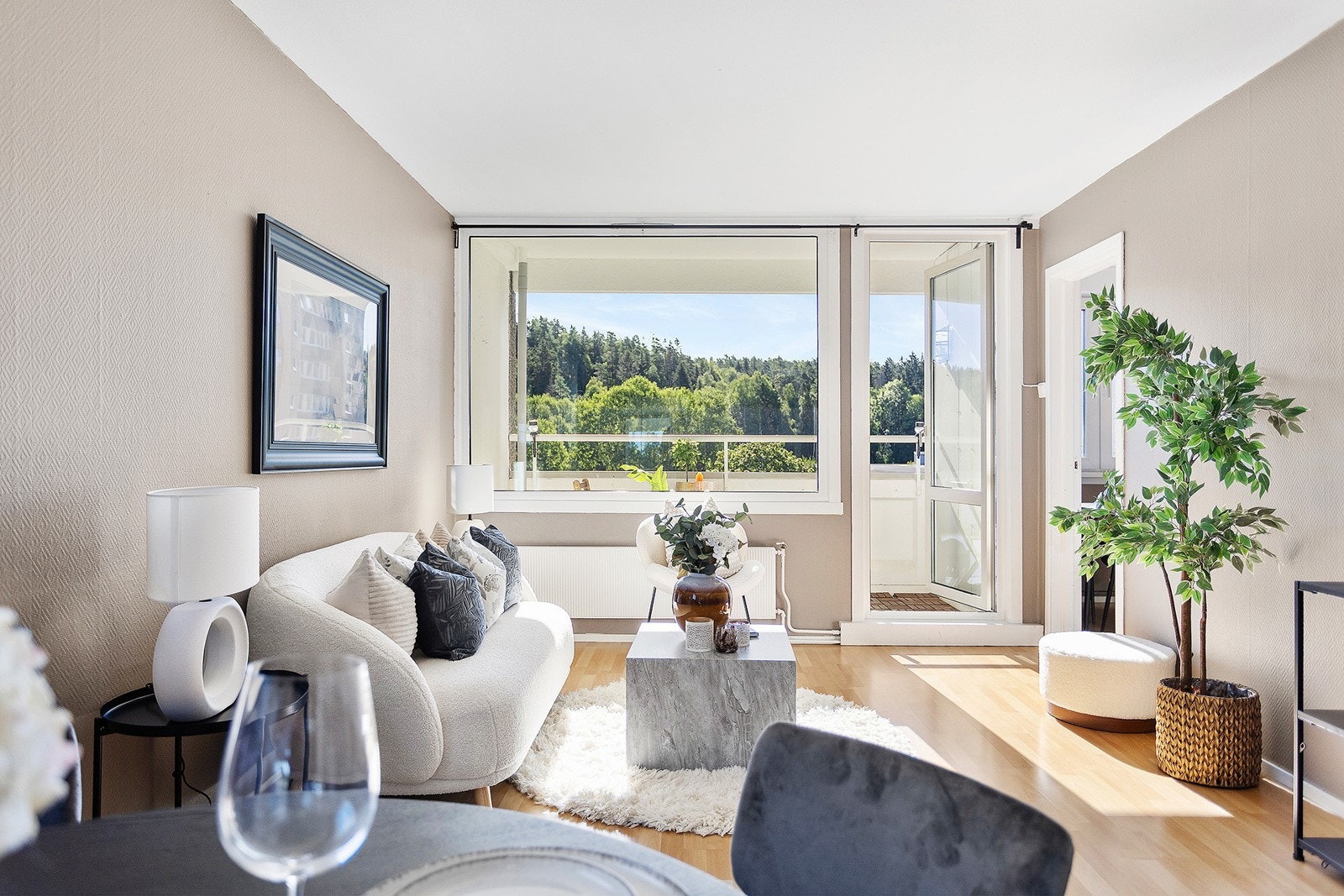 I stuen er det god plass til både sofagruppe og spisebord Galleribilde