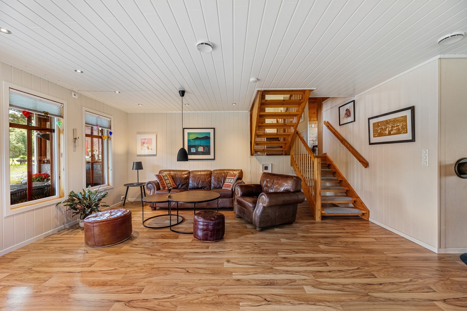 Første plan inneholder stue, spisestue og kjøkken Galleribilde