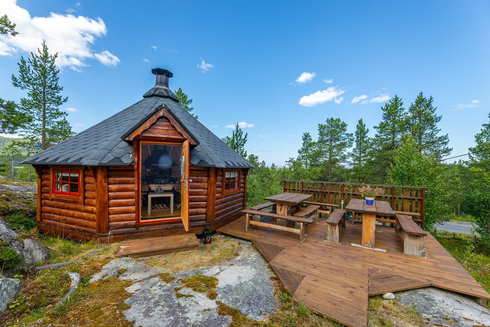 Grillstue oppført i 2013 med platting Galleribilde