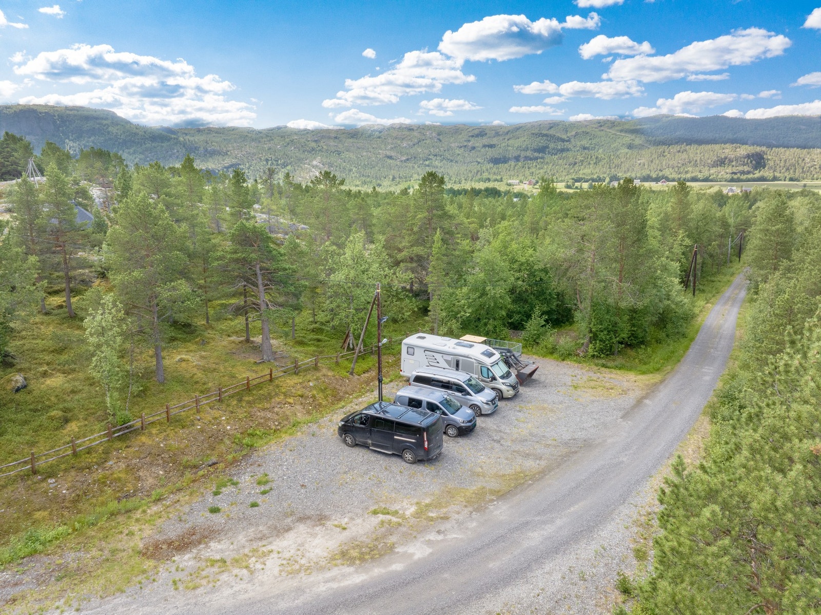 Rikelig med biloppstillingsplasser på eiendommen Galleribilde