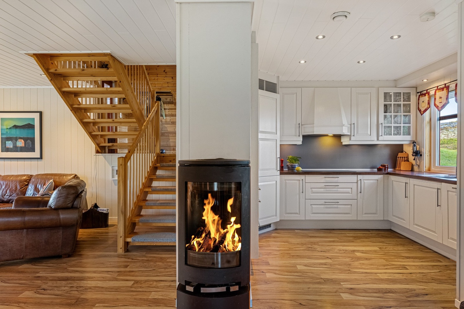Boligen varmes opp med vedfyring, vannbåren gulvvarme, varmepumpe og elektrisitet Galleribilde