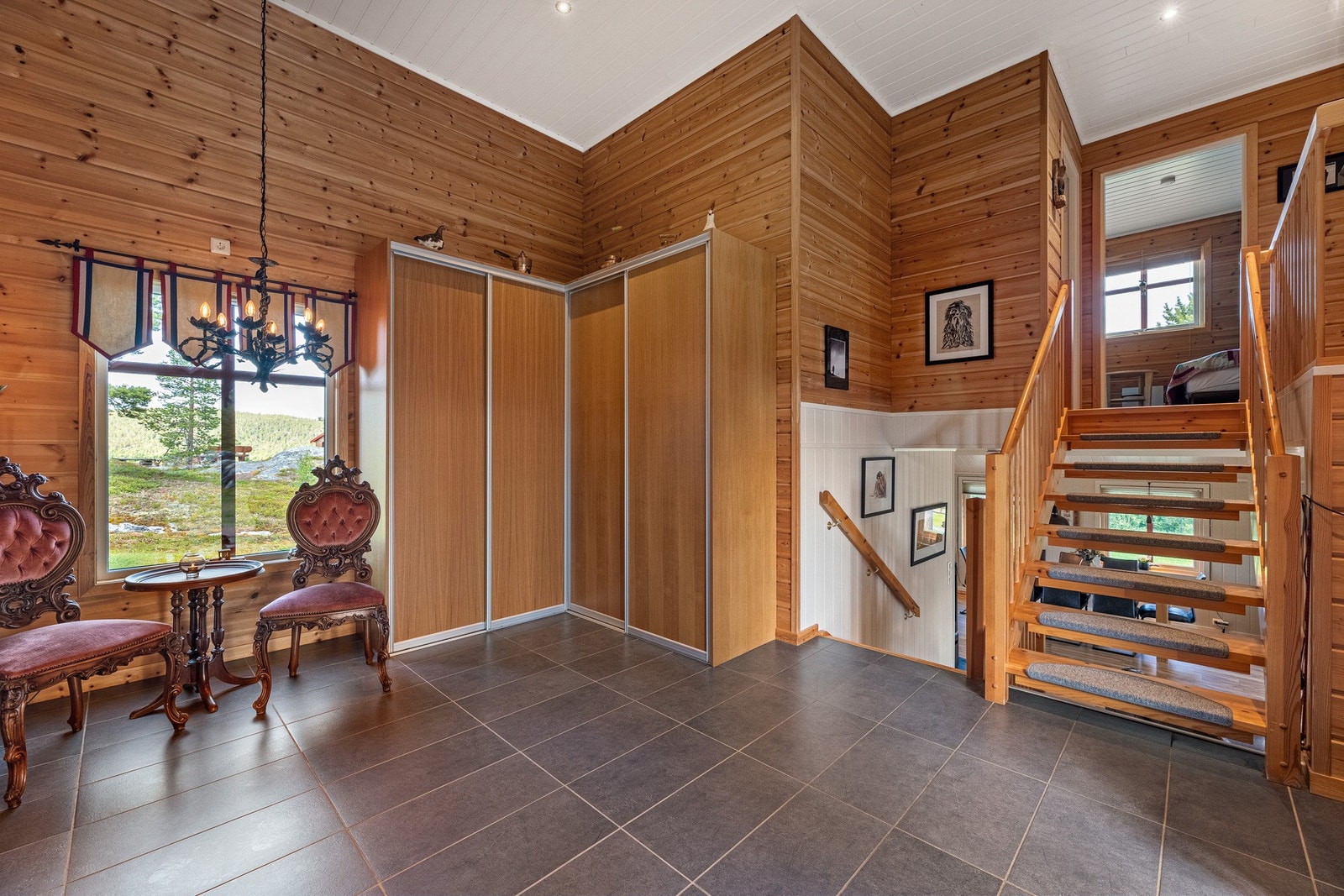 Boligen strekker seg over tre plan Galleribilde