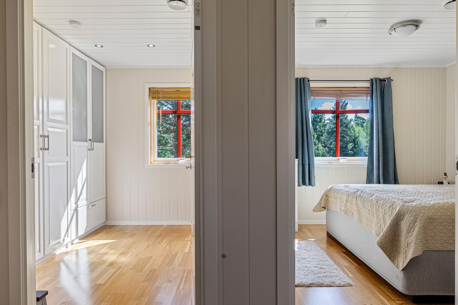 Soverom 1 med adkomst til garderobe Galleribilde