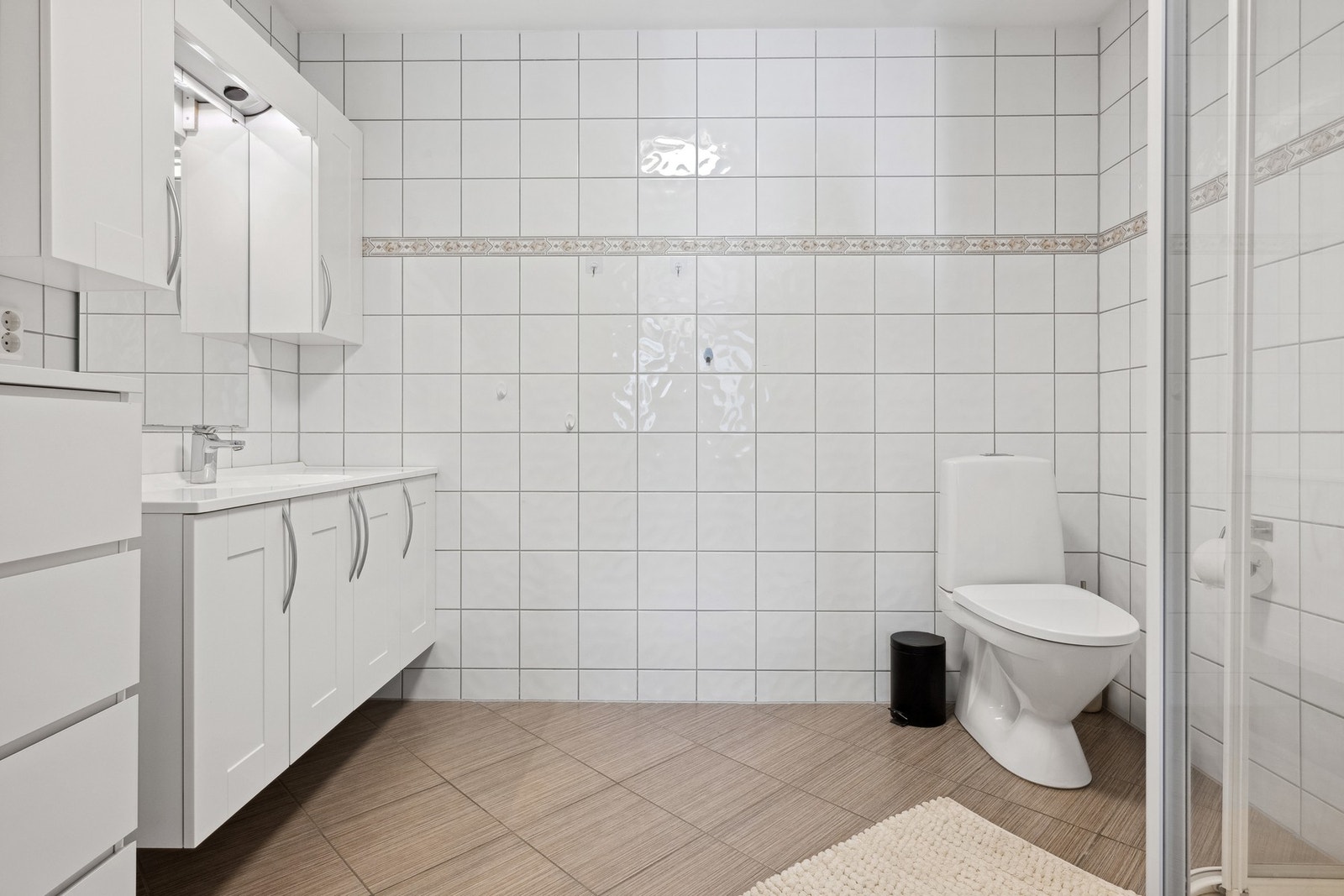 Badet har flislagt gulv med vannbåren gulvvarme for økt komfort. Galleribilde