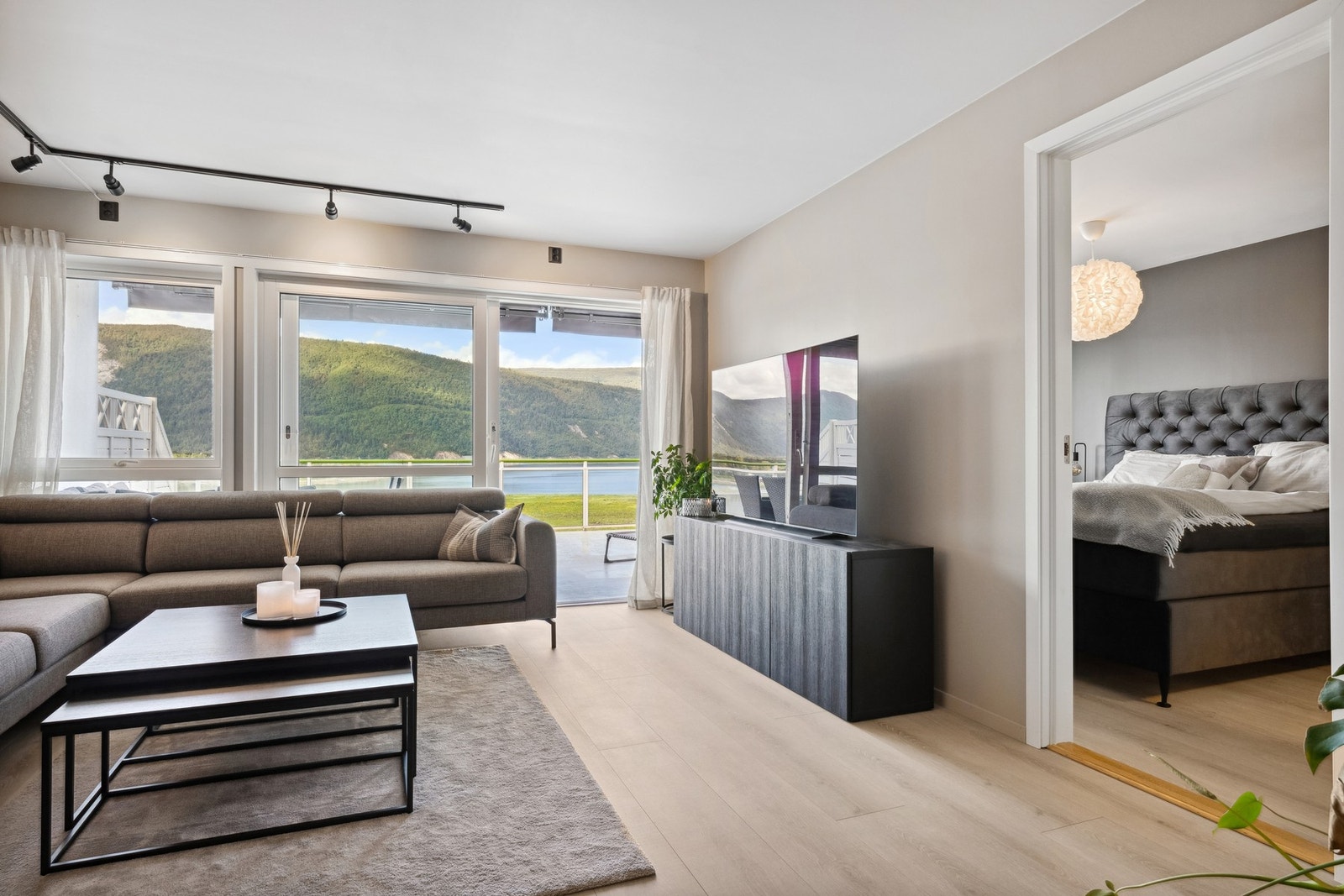 Stuen fungerer som leilighetens naturlige samlingspunkt, med adkomst til både soverom og terrasse. Galleribilde