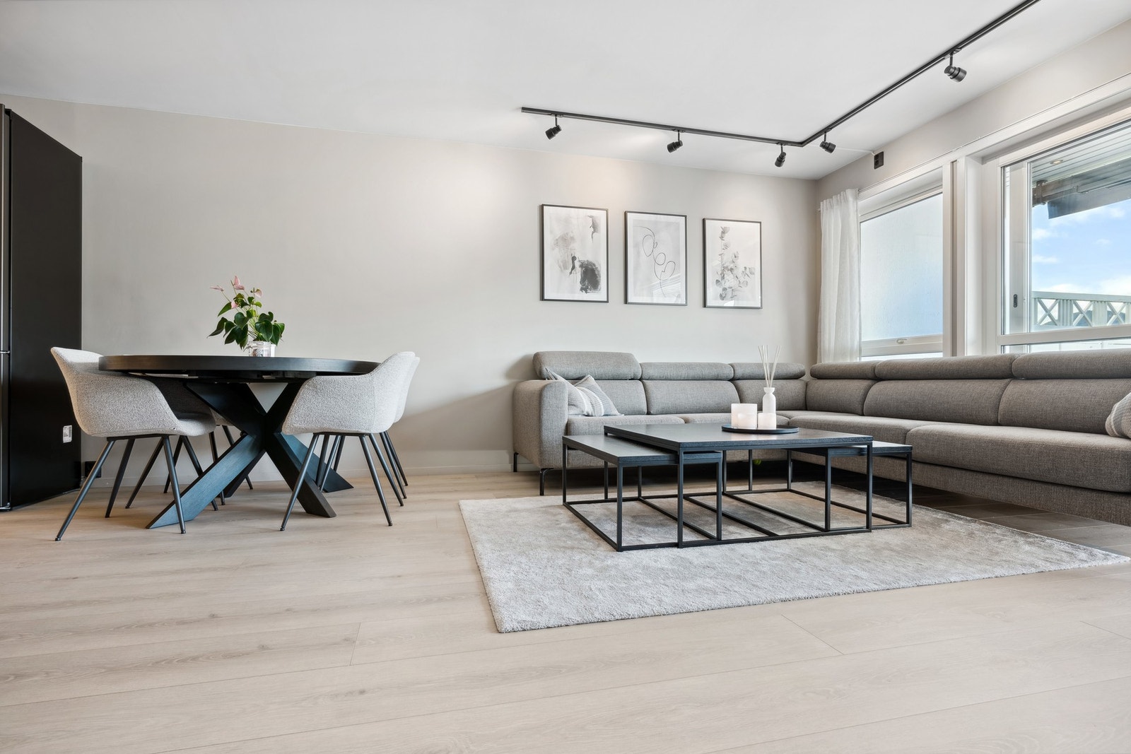 Stuen har god plass til både en romslig sofagruppe og spisebord. Galleribilde