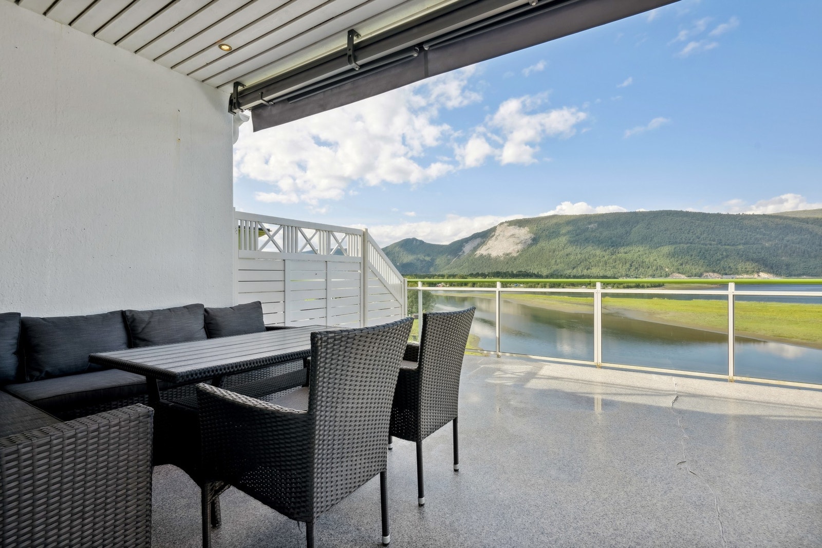 Her kan du nyte utsikten over nærområdet og fjorden. Galleribilde