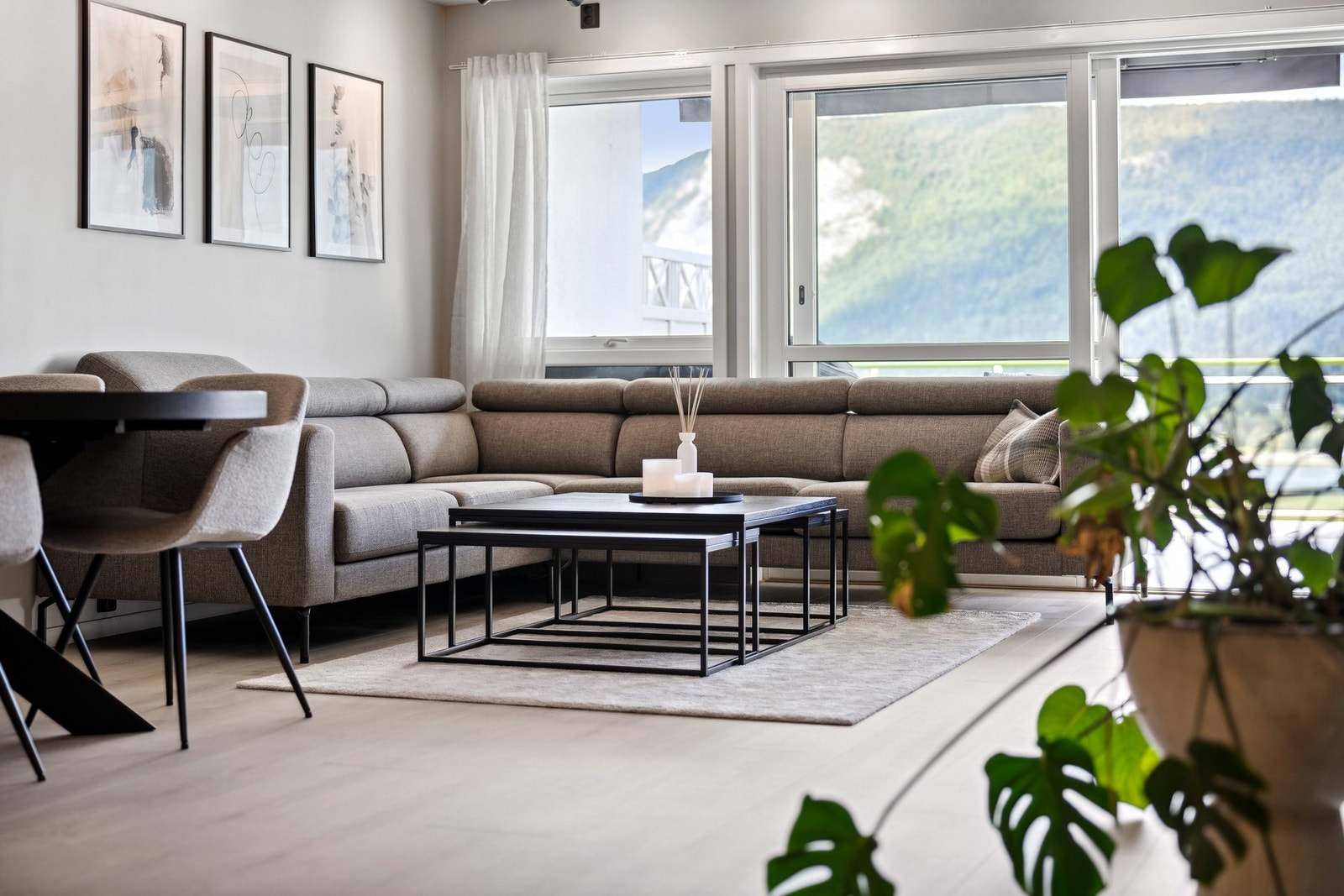 Store vindusflater slipper inn rikelig med dagslys og rammer inn utsikten. Galleribilde