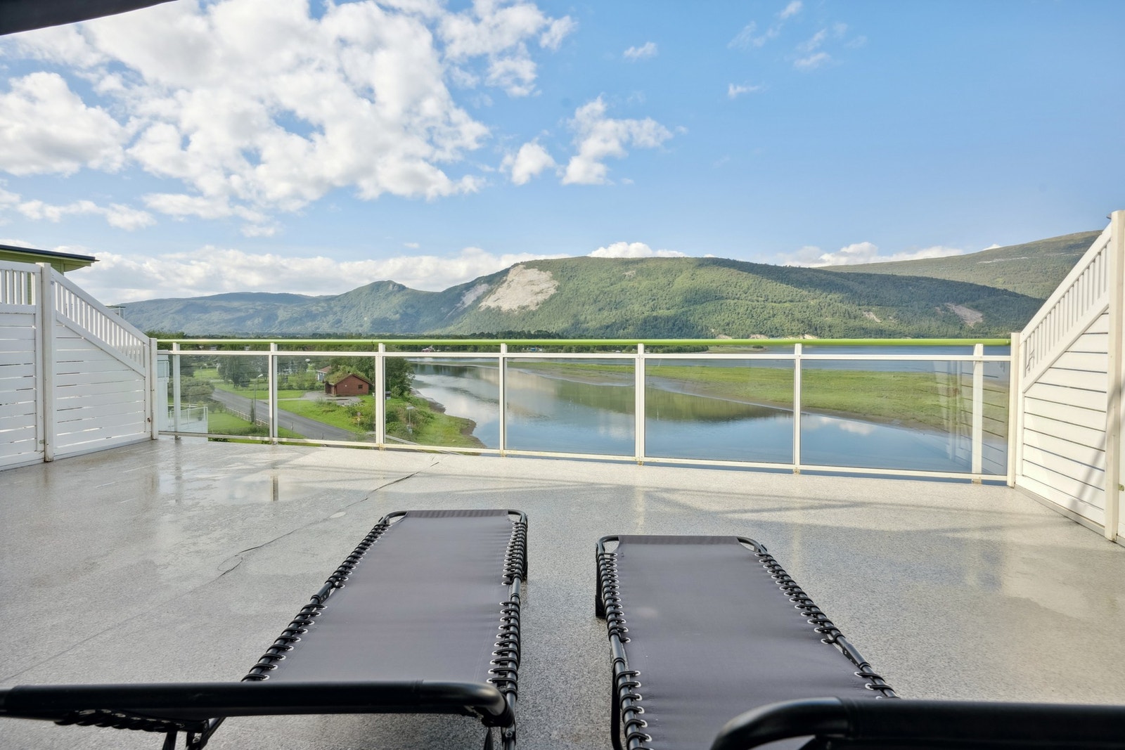 Fra stuen er det utgang til en romslig, vestvendt terrasse på 36 m² med gode solforhold. Galleribilde