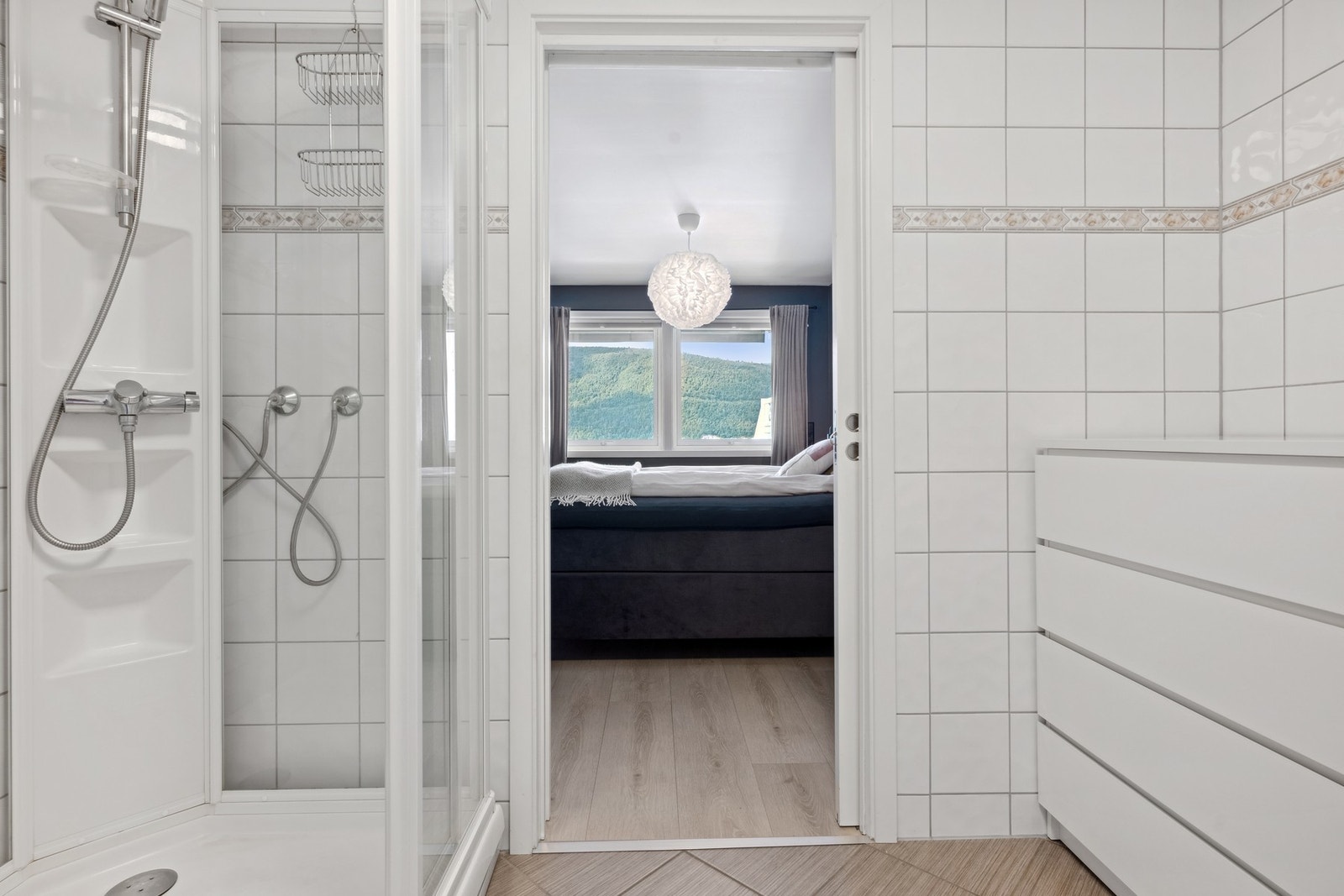 Badet har adkomst fra soverommet og er utstyrt med dusjkabinett. Galleribilde