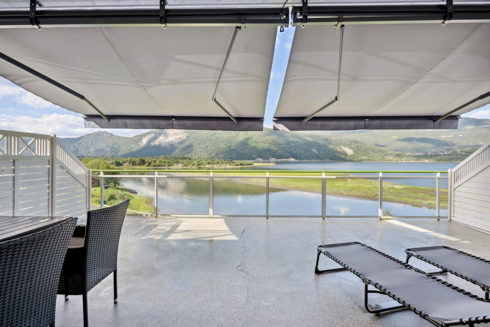 Terrassen er en flott forlengelse av stuen på varme dager, med god plass til flere sittegrupper. Galleribilde