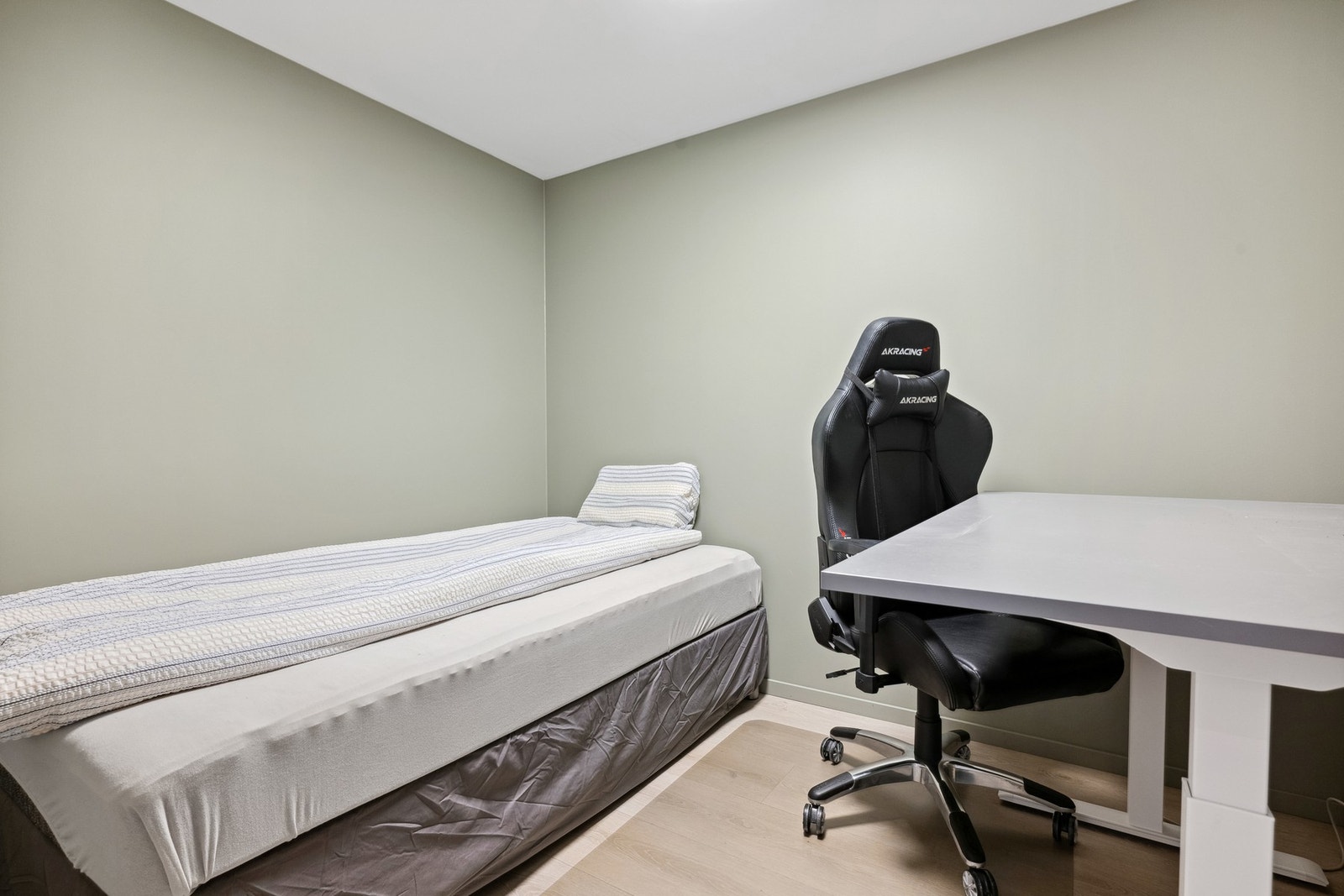 Allrom som i dag benyttes som gjesterom og kontor. Rommet har vannbåren gulvvarme. Galleribilde