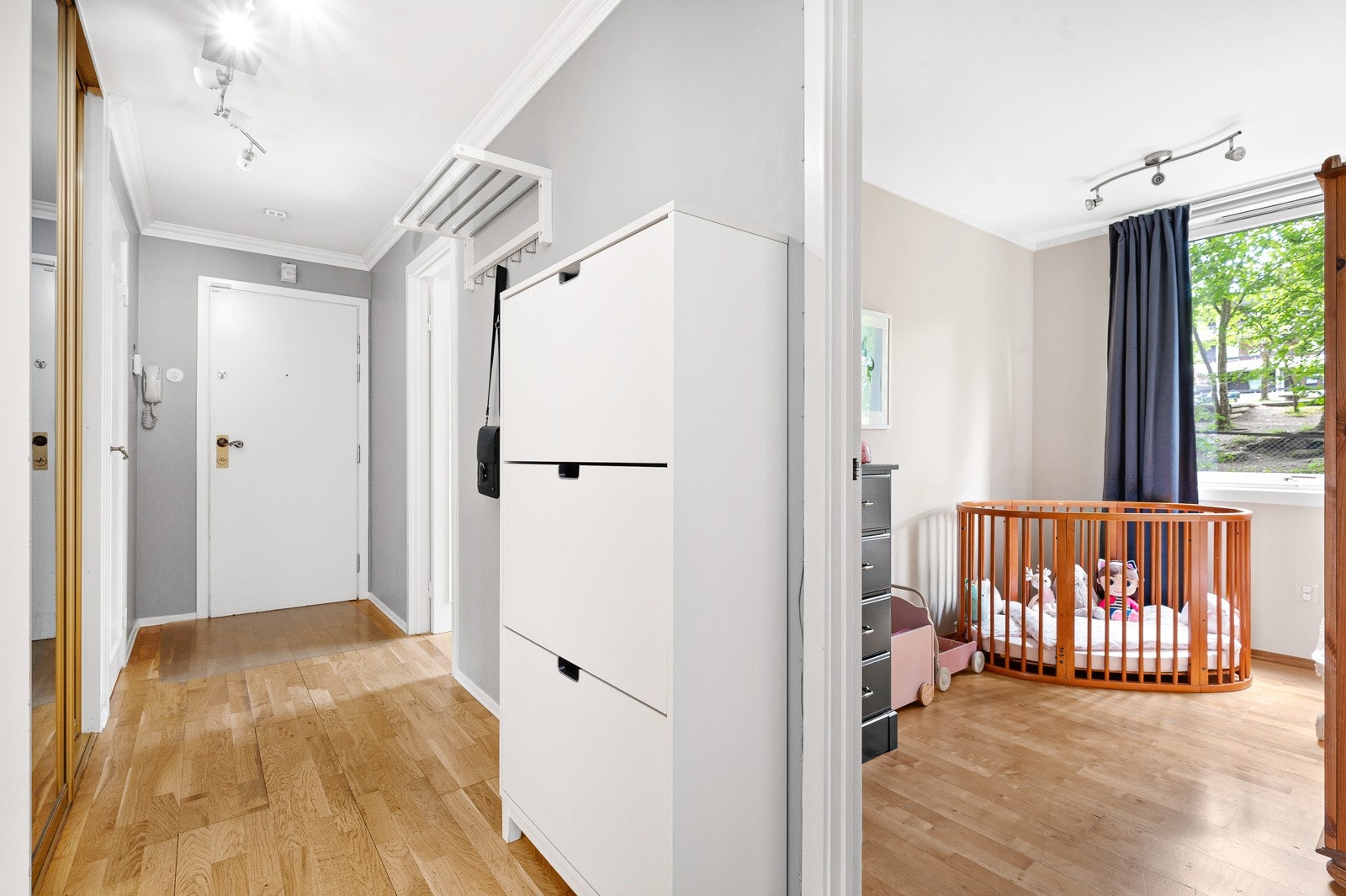 Det er også plass til skoskap og knaggrekker i entréen. Galleribilde