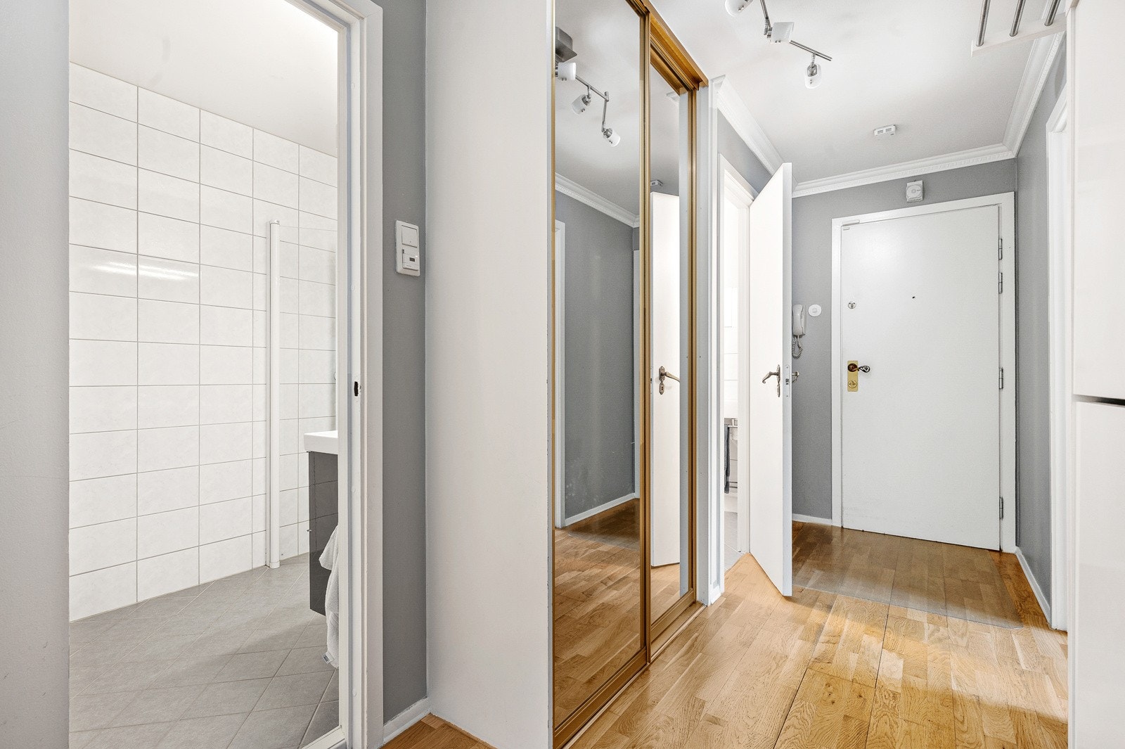 Entré innredet med større skyvedørsgarderobe for oppbevaring av yttertøy. Galleribilde