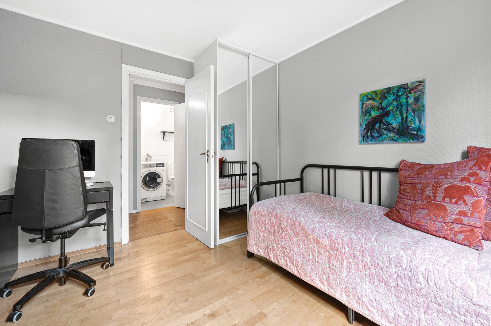 Innredet med skyvedørsgarderobe. Galleribilde