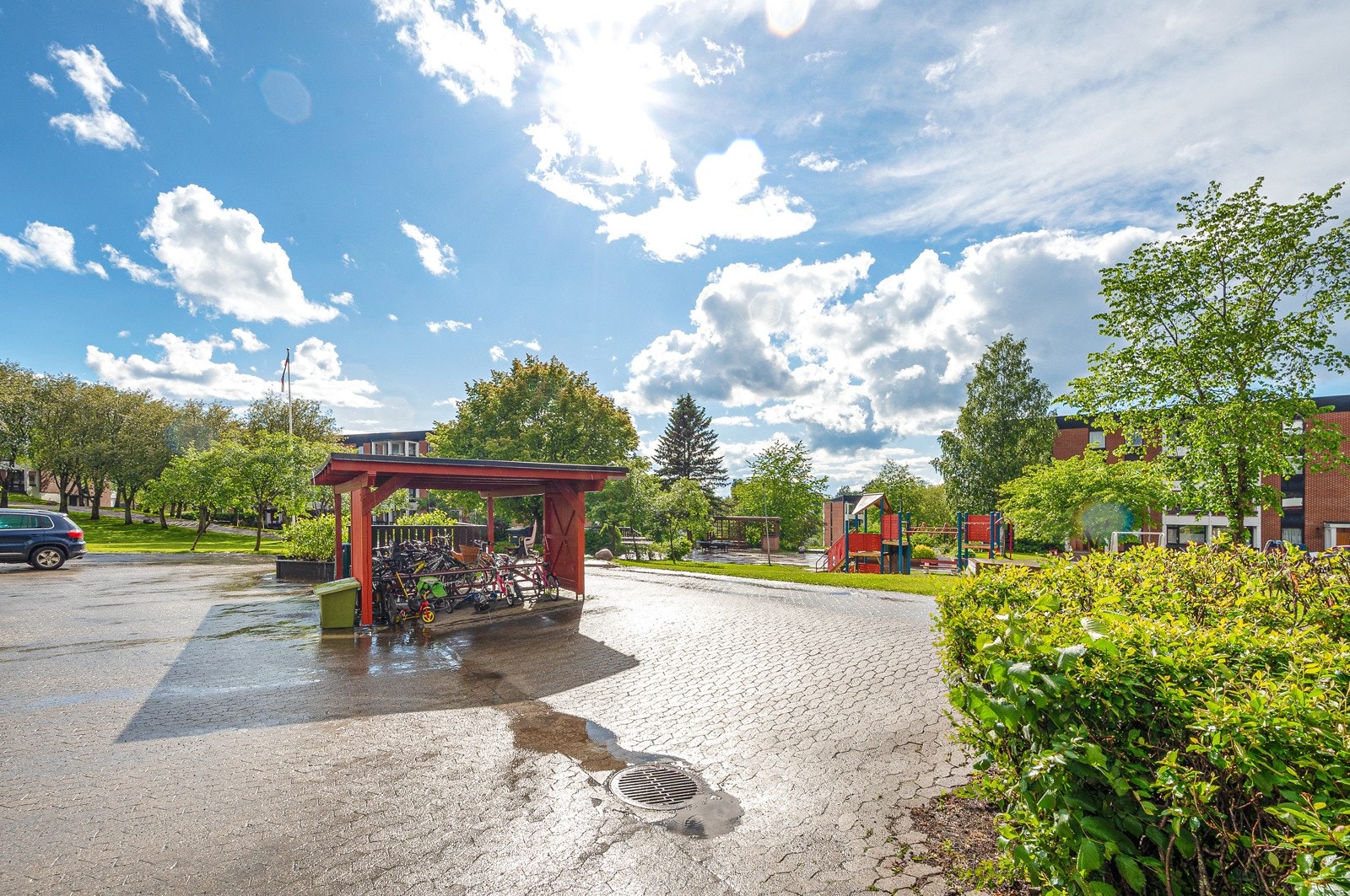 Det er sykkelparkering rett utenfor inngangspartiet. Galleribilde