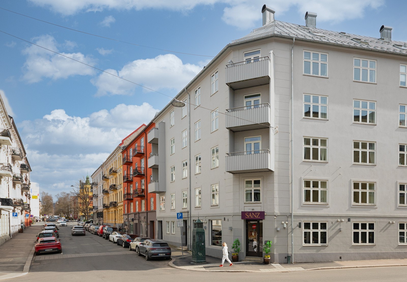 Fasade - inngang/vender mot Jacob Aalls gate. Garasjeanlegg rett over veien hvor det tidvis er mulig å leie plass. Det er pr. 18/4 ledig plass til leie Galleribilde