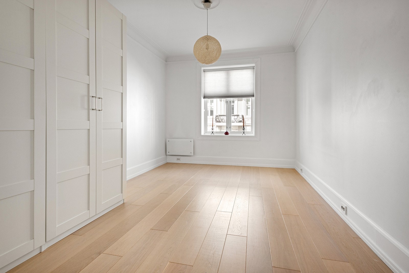 Soverom 2, også et stort soverom med plass til dobbeltseng og garderobe Galleribilde