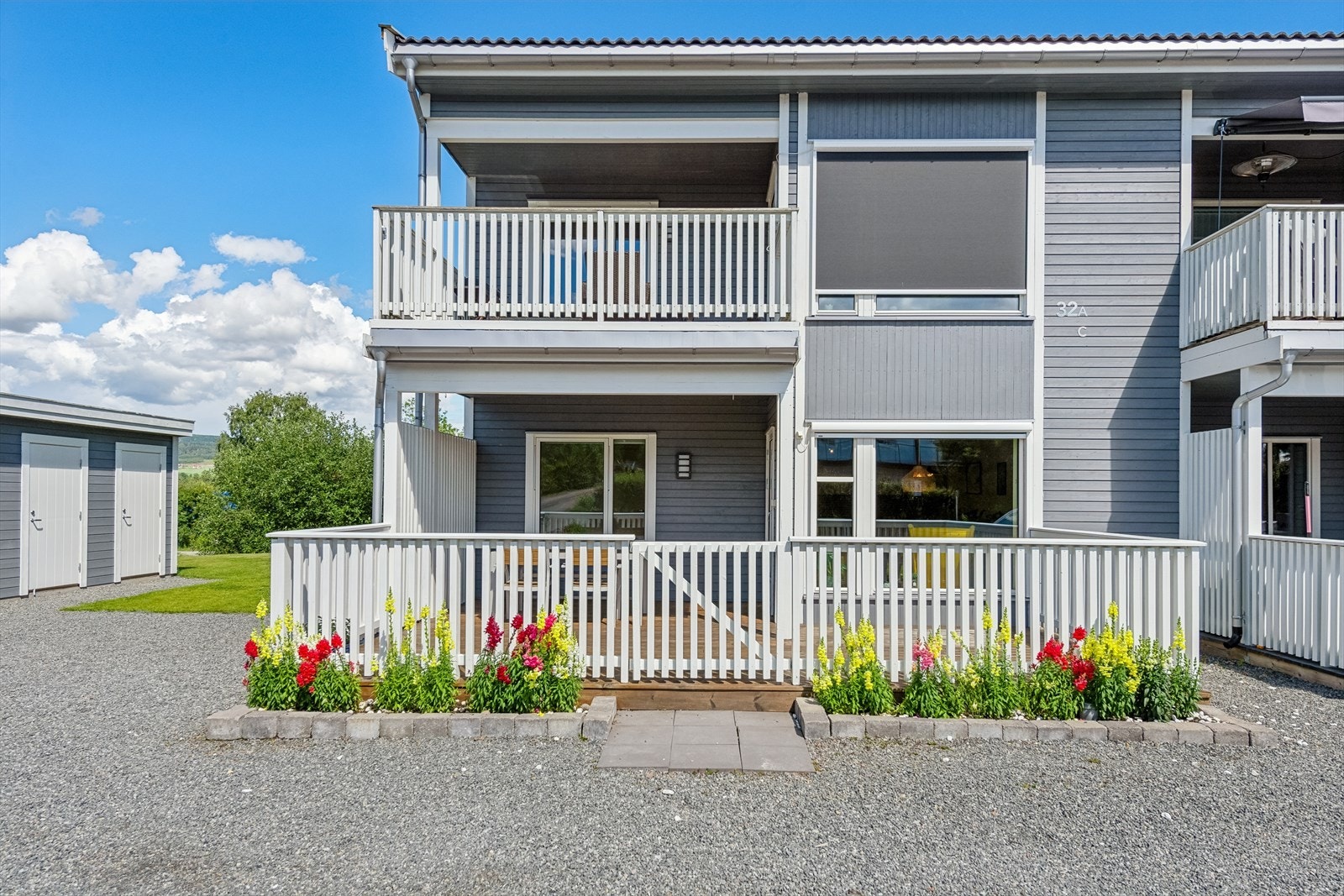 Praktisk selveierleilighet på bakkeplan med fine, solrike uteplasser. Galleribilde