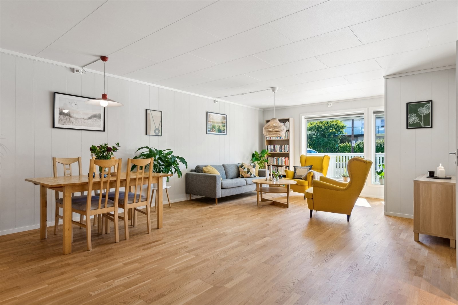 Stuen er romslig og har en god atmosfære Galleribilde