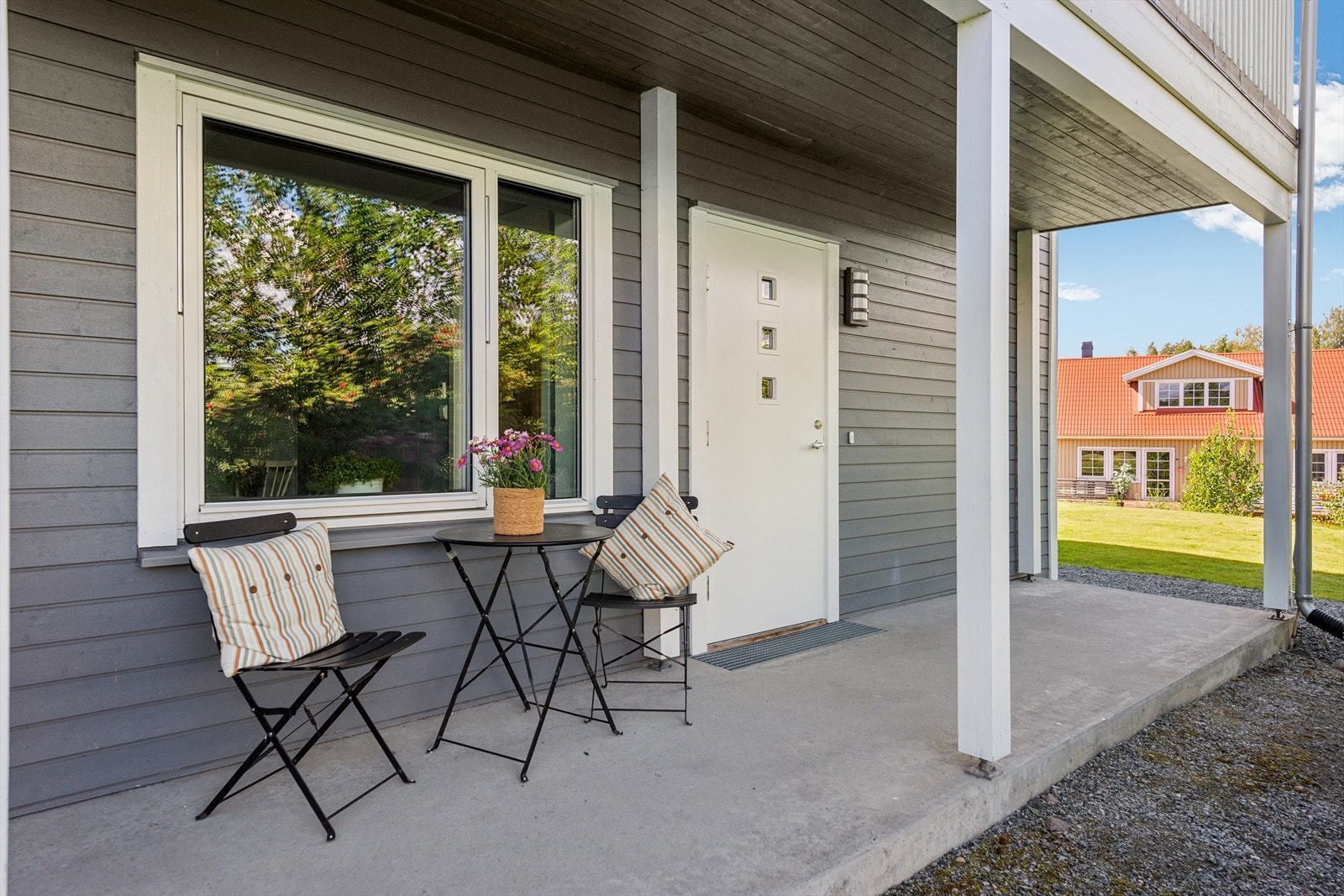 Utenfor inngangspartiet har du en hyggelig uteplass. Galleribilde