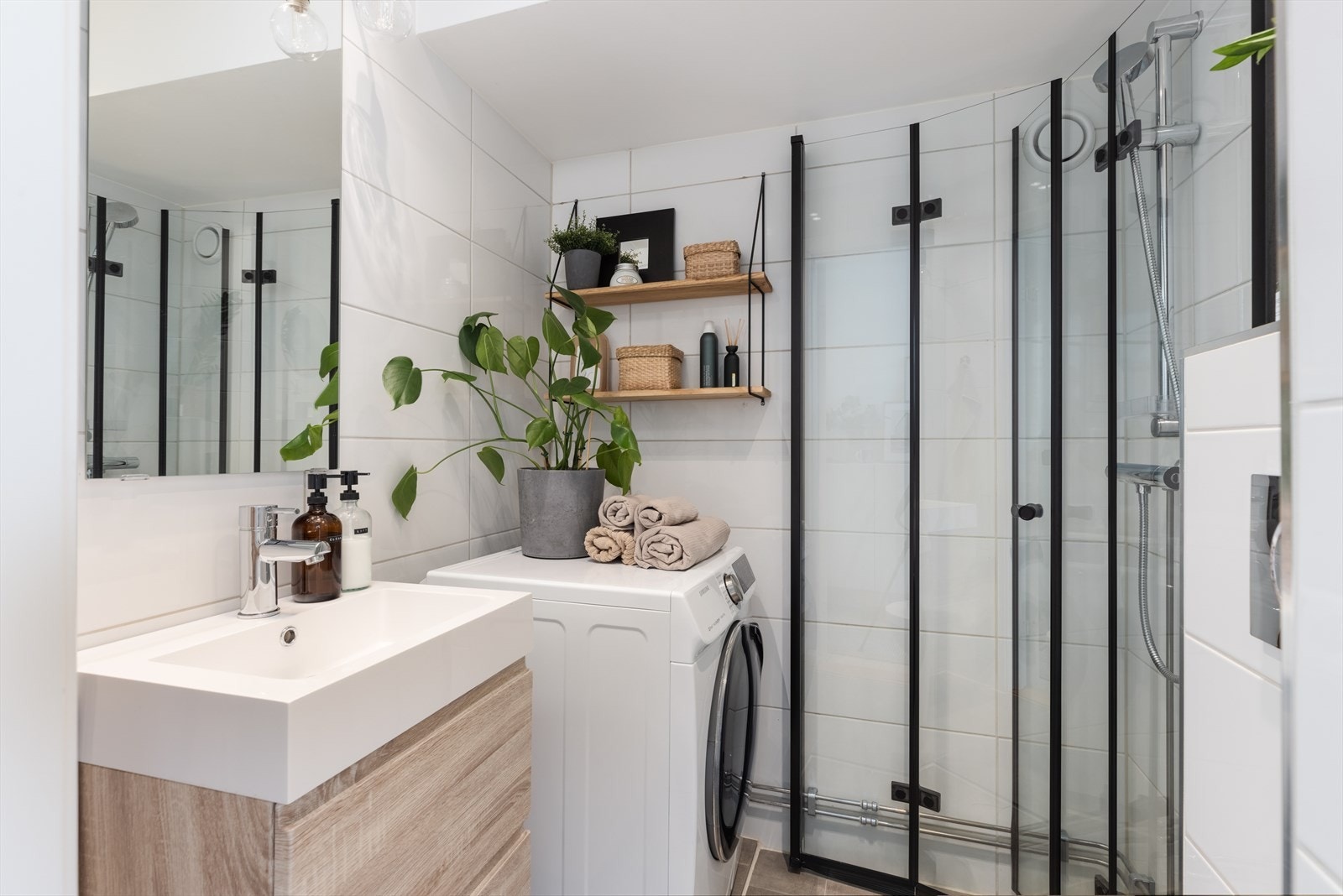 Delikat bad pusset opp i 2020. Badet har flislagte overflater, varmekabler i gulvet og opplegg for vaskemaskin Galleribilde