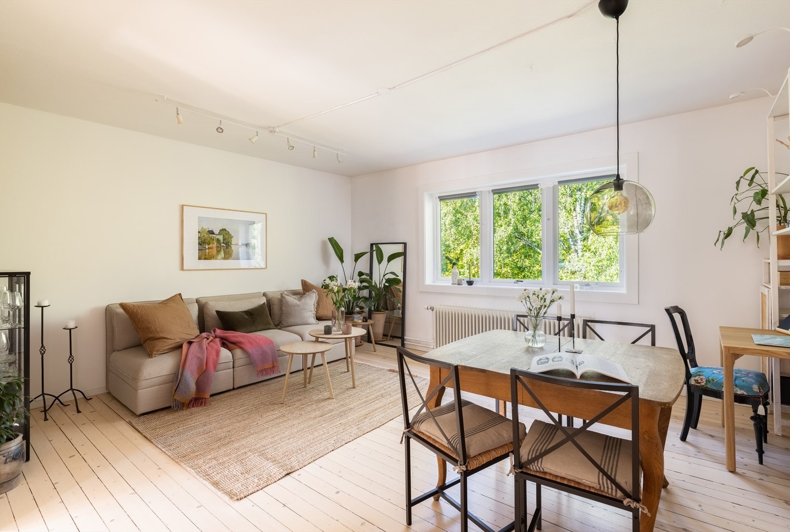 Stor og innbydende stue med god plass til flere soner. Stuen kan enkelt innredes med både sofagruppe og spisegruppe Galleribilde