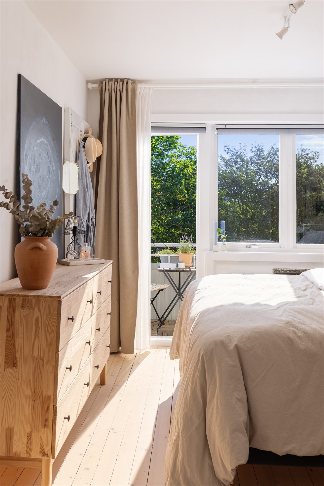 Fra soverommet er det utgang til en østvendt balkong på ca. 4 kvm. Galleribilde