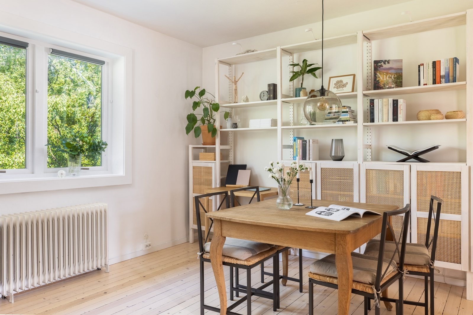 Rommet har store vindusflater som sikrer godt innslipp av naturlig lys. Leiligheten ligger fritt og usjenert til med frodig utsyn Galleribilde