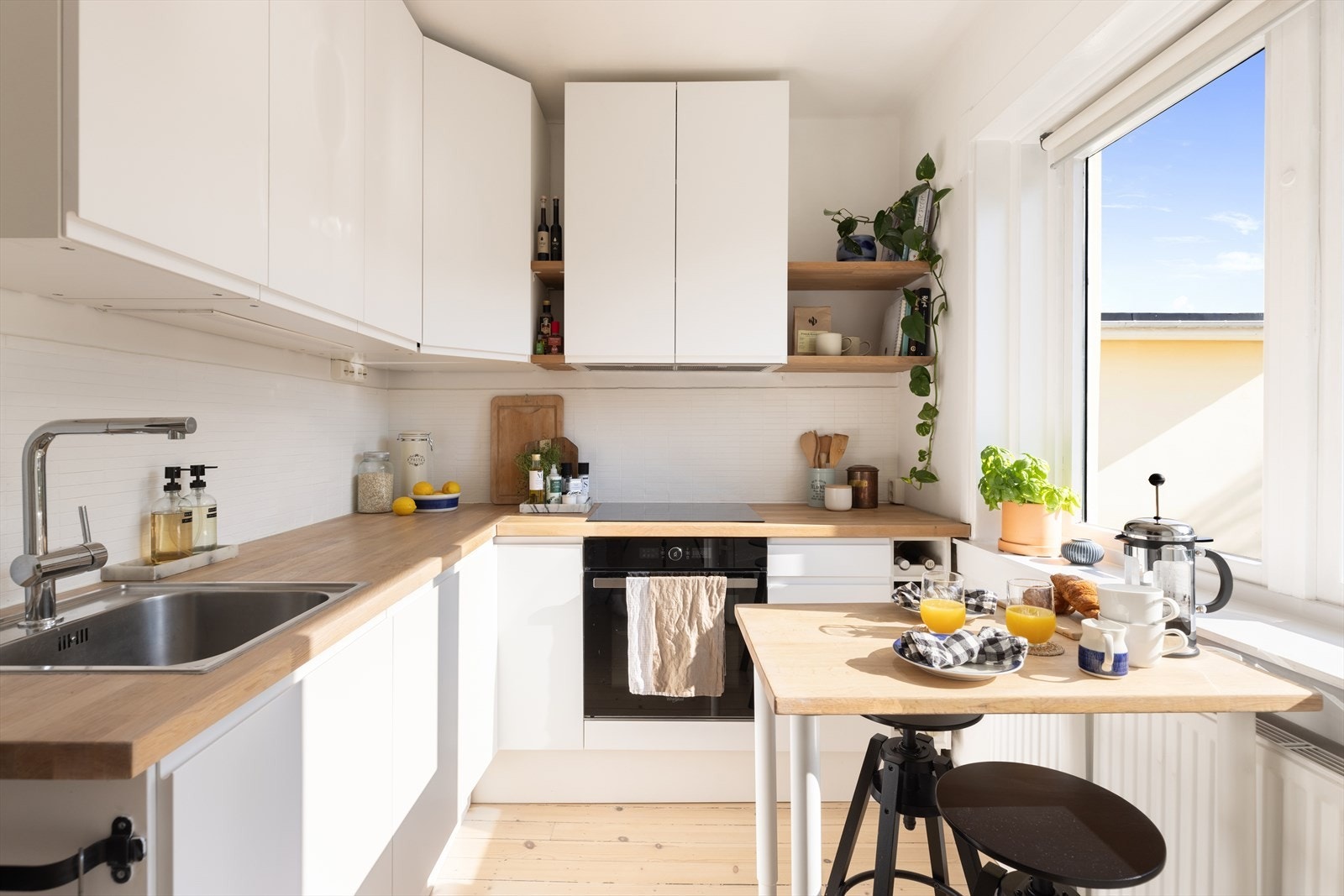 Separat, moderne og hyggelig kjøkken med spiseplass. Kjøkkenet ble oppgradert i 2023 og 2024 Galleribilde