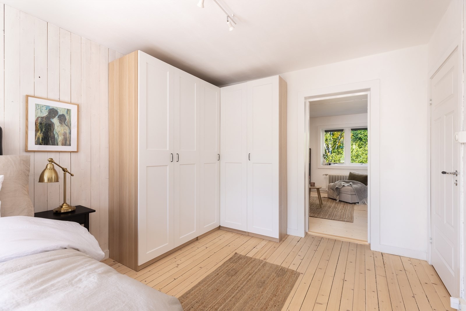 Det er adkomst til soverommet både fra gangen og stuen Galleribilde