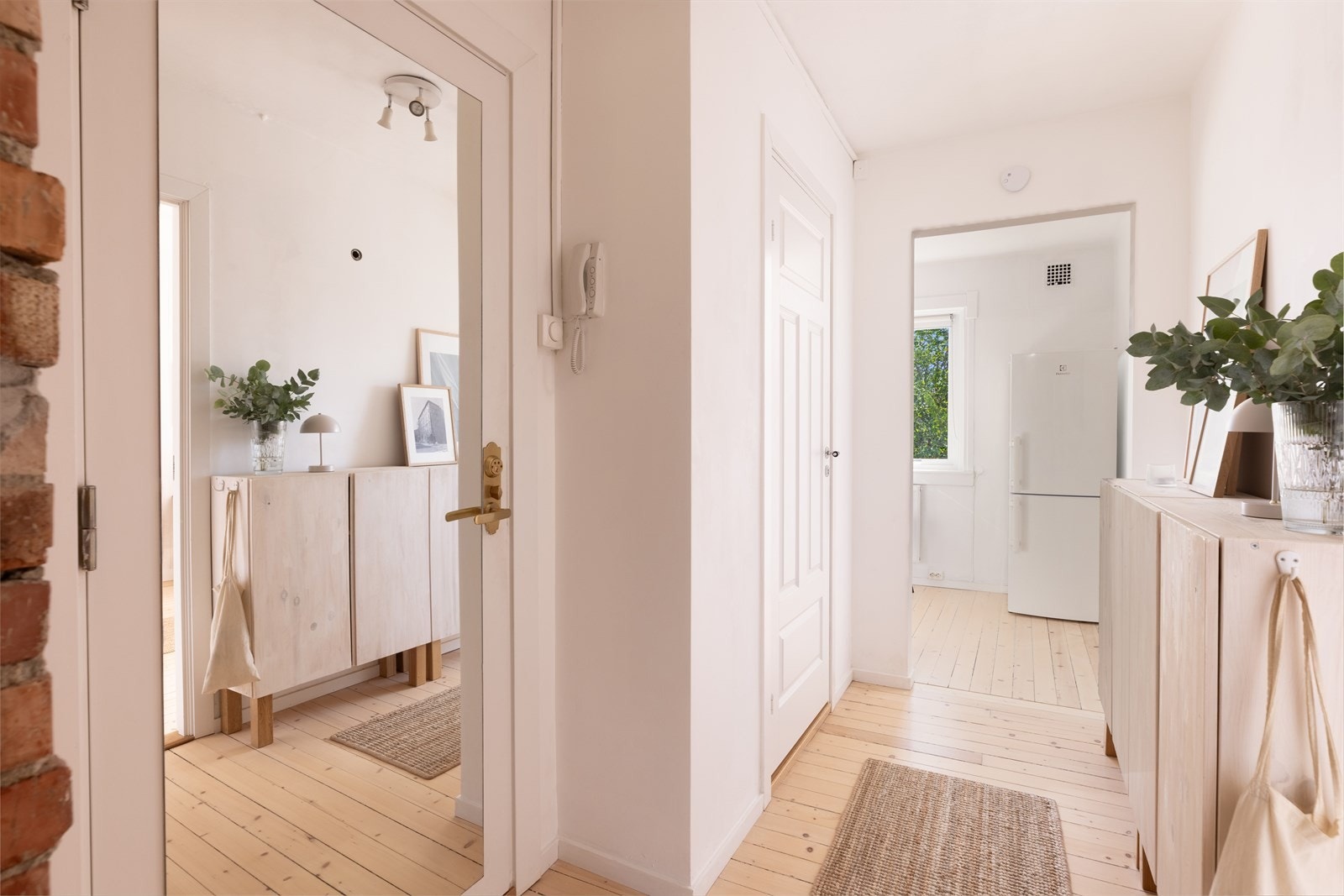 Velkommen inn! I gangen er det plass til knagger og skohylle for oppbevaring av yttertøy Galleribilde