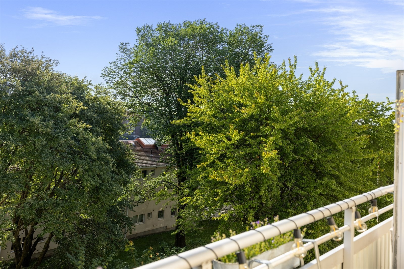 Her er det ingen sjenerende innsyn! Balkongen vender mot rolig bakhage Galleribilde