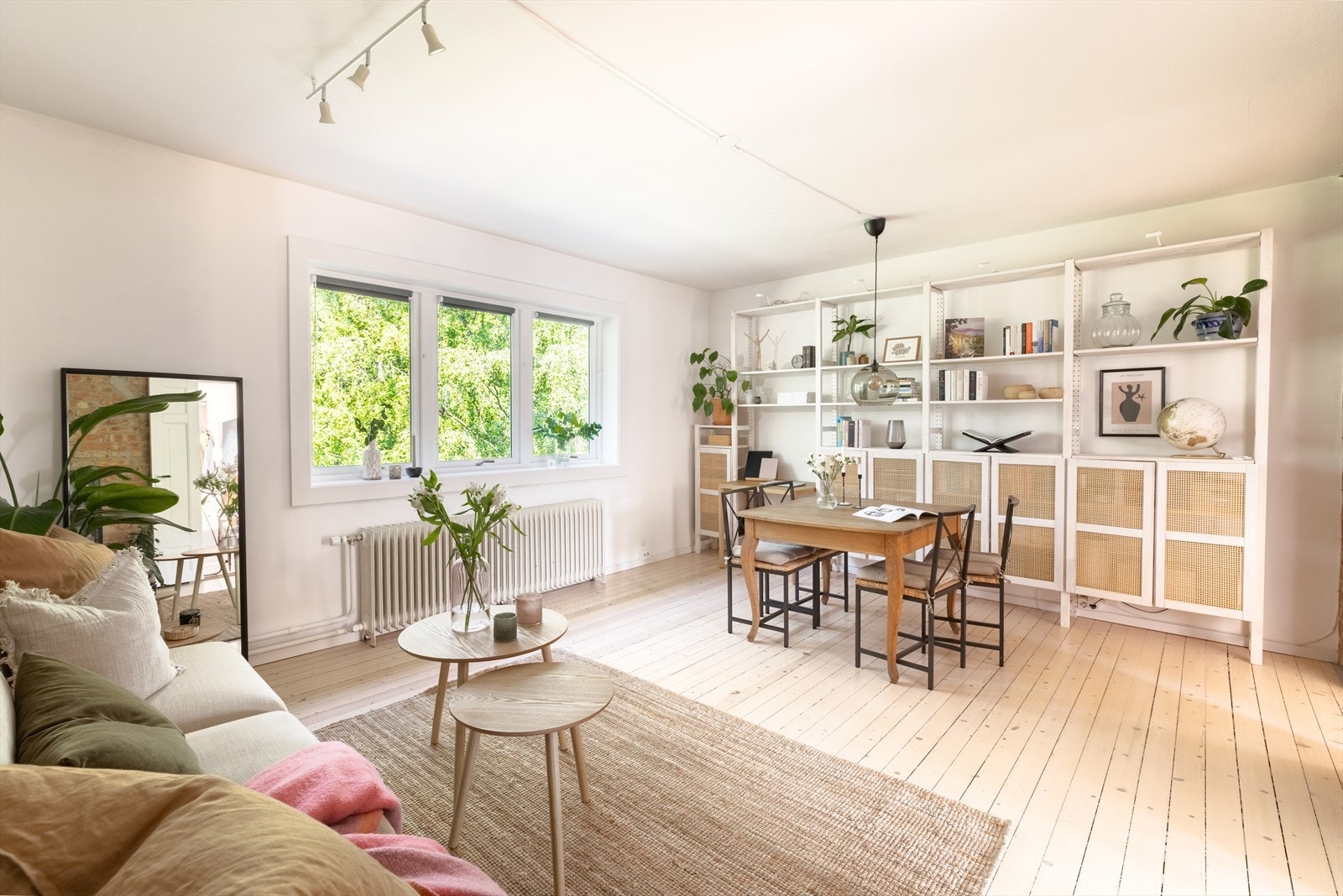 En lun, stilren og romslig 2(3)-roms toppleilighet beliggende rett ved Iladalen Galleribilde