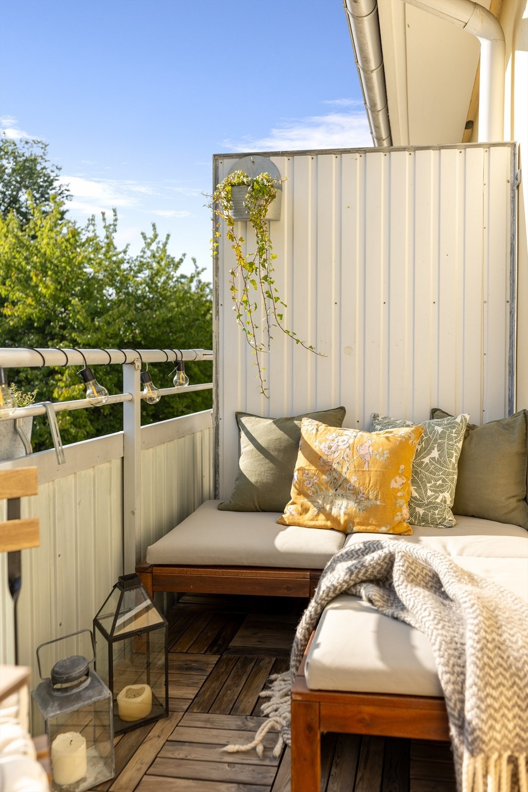 Balkongen har grønt, usjenert og åpent utsyn Galleribilde