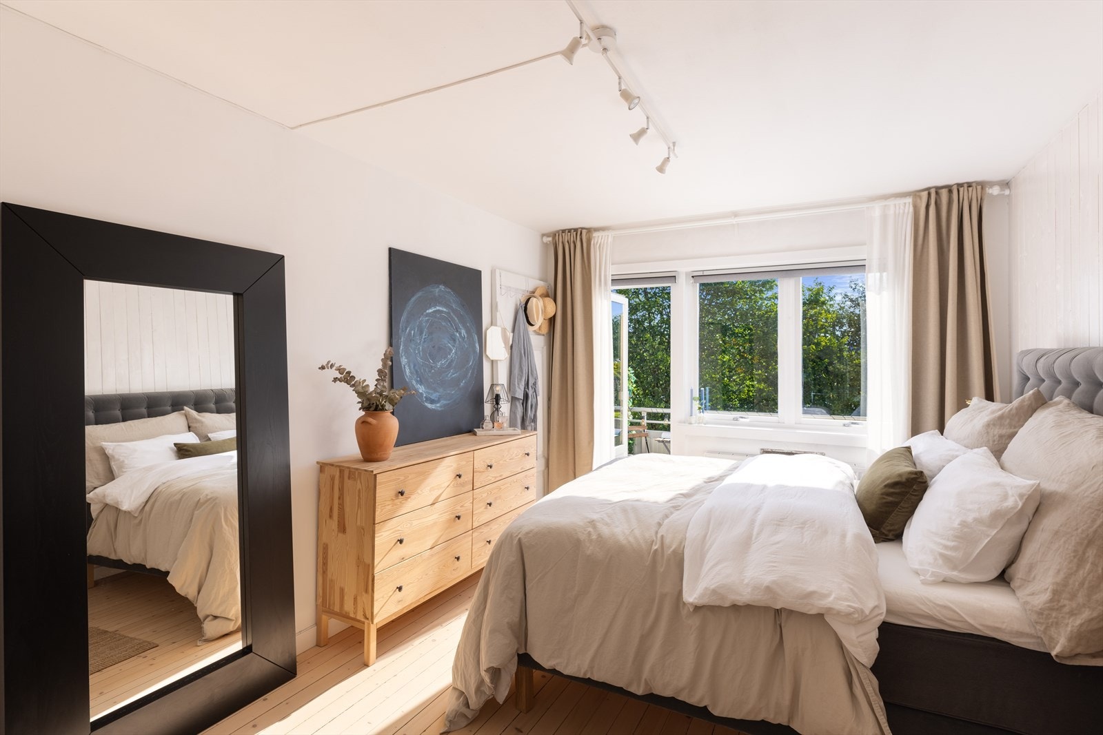 Leiligheten har et lunt og romslig soverom Galleribilde