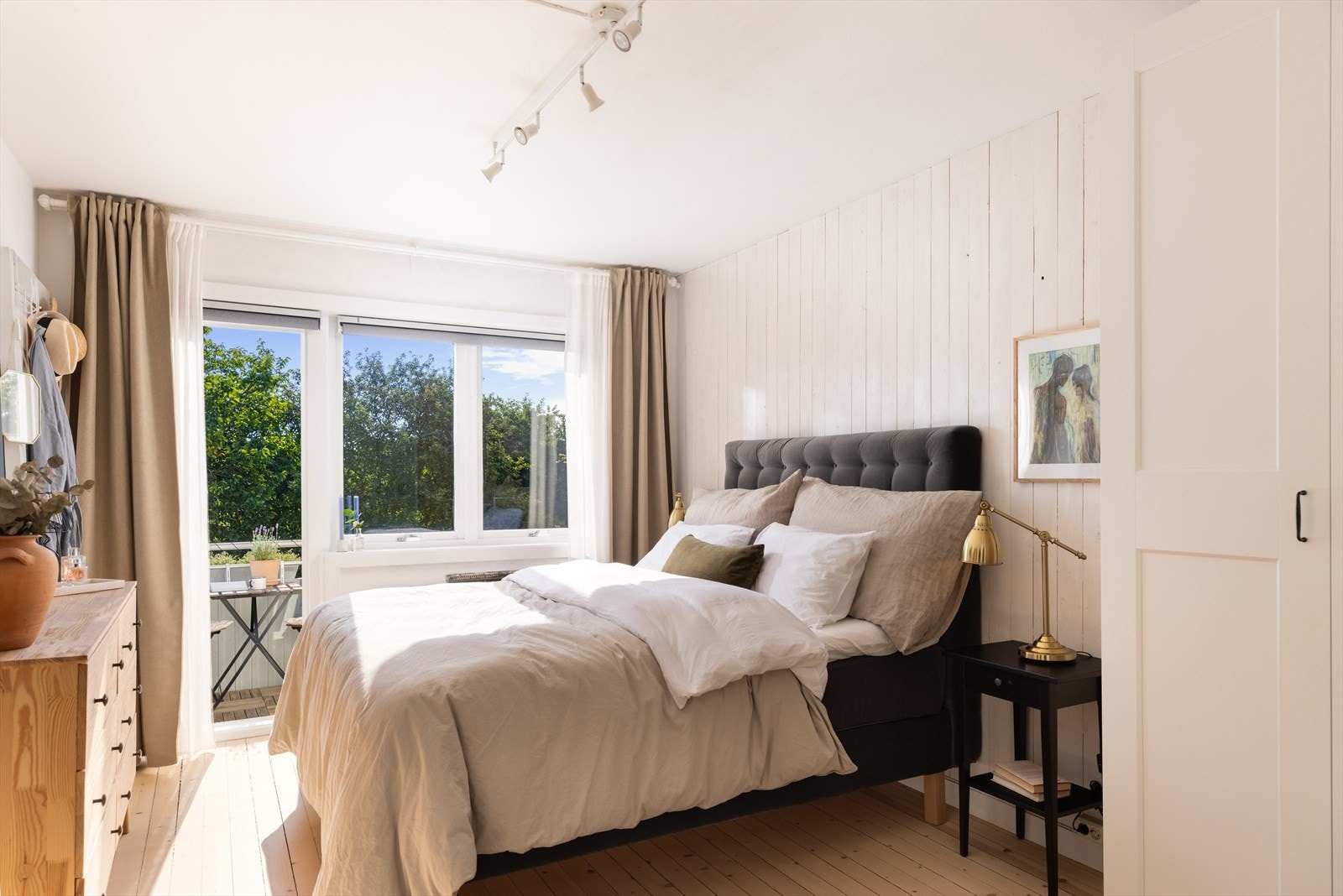 På soverommet er det god plass til dobbeltseng, nattbord og stort garderobeskap Galleribilde