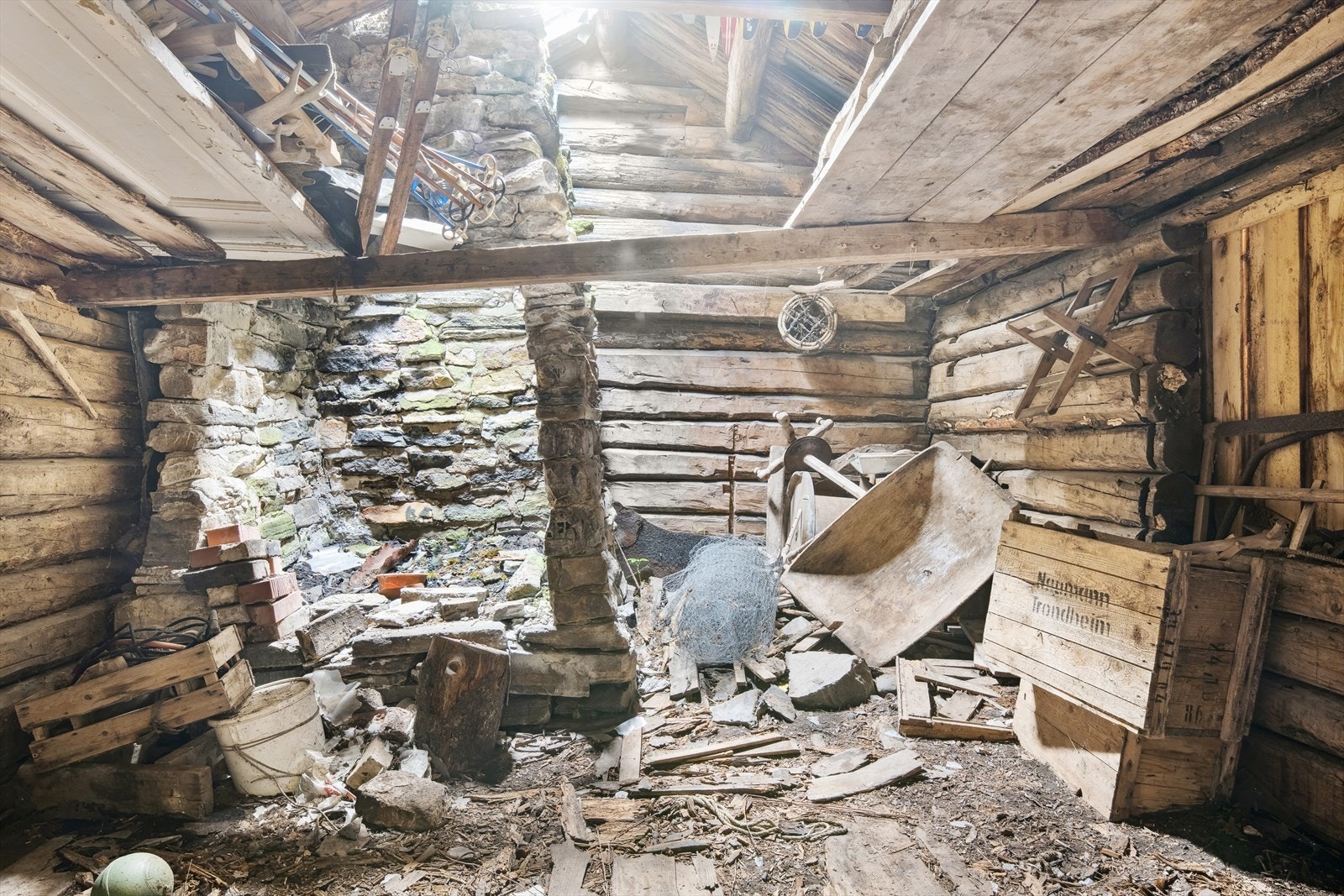 Uthuset byr på gode lagringsmuligheter. Galleribilde