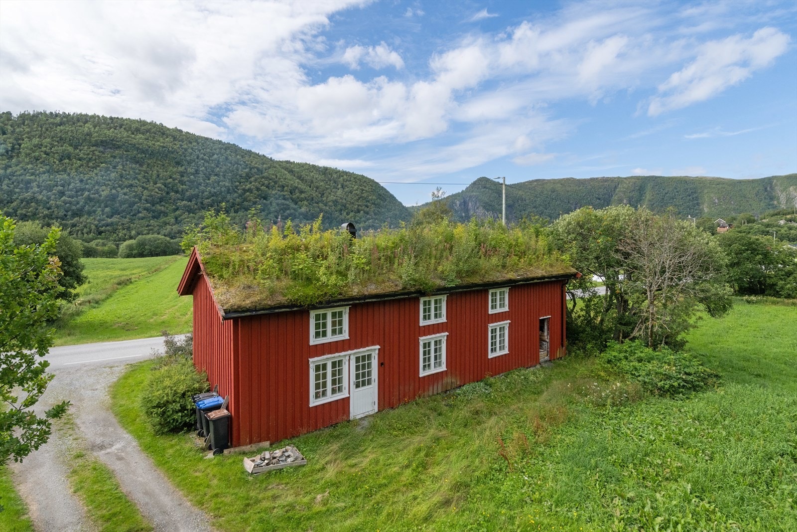 Thomas Lerstadgrind v/ Heimdal Eiendomsmegling har gleden av å presentere Steinsdalsveien 208! Galleribilde