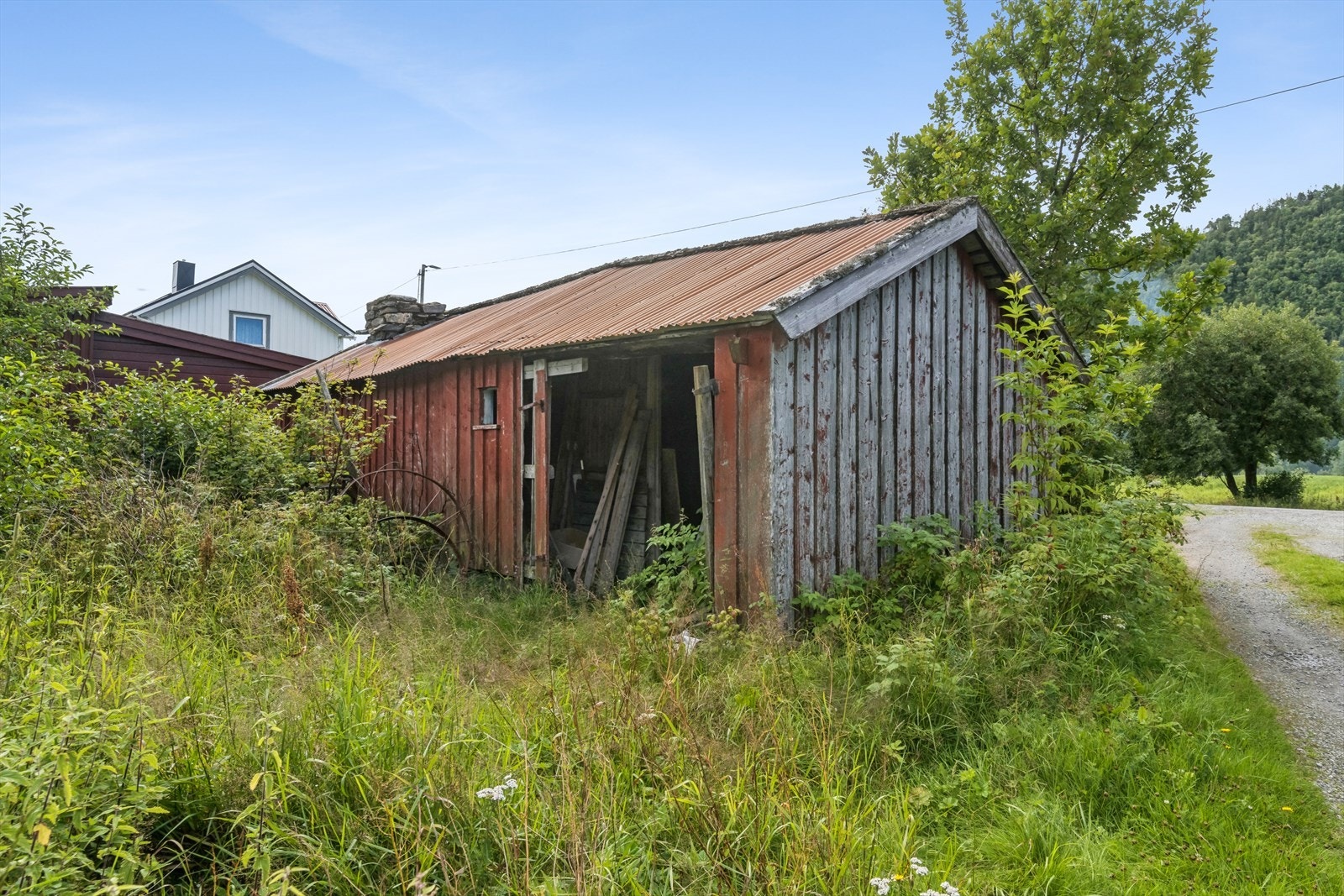 I tillegg til hovedbygningen er det oppført et uthus. Galleribilde