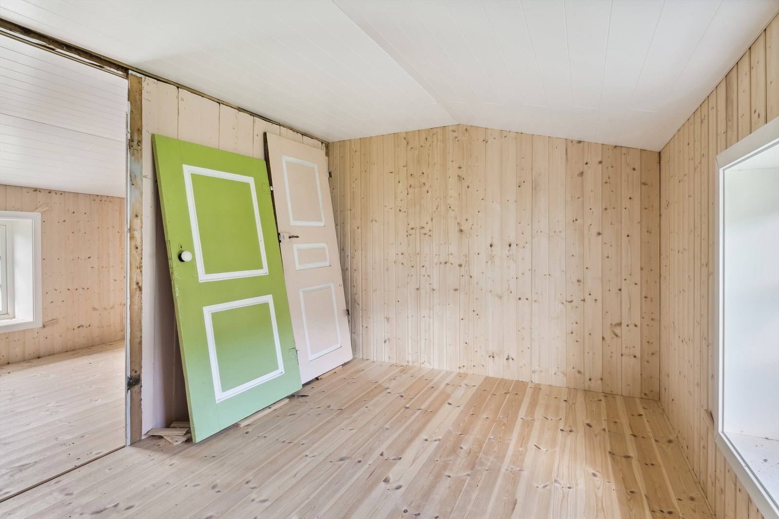 Rommet er delvis adskilt og kan enkelt innredes etter ønske. Galleribilde